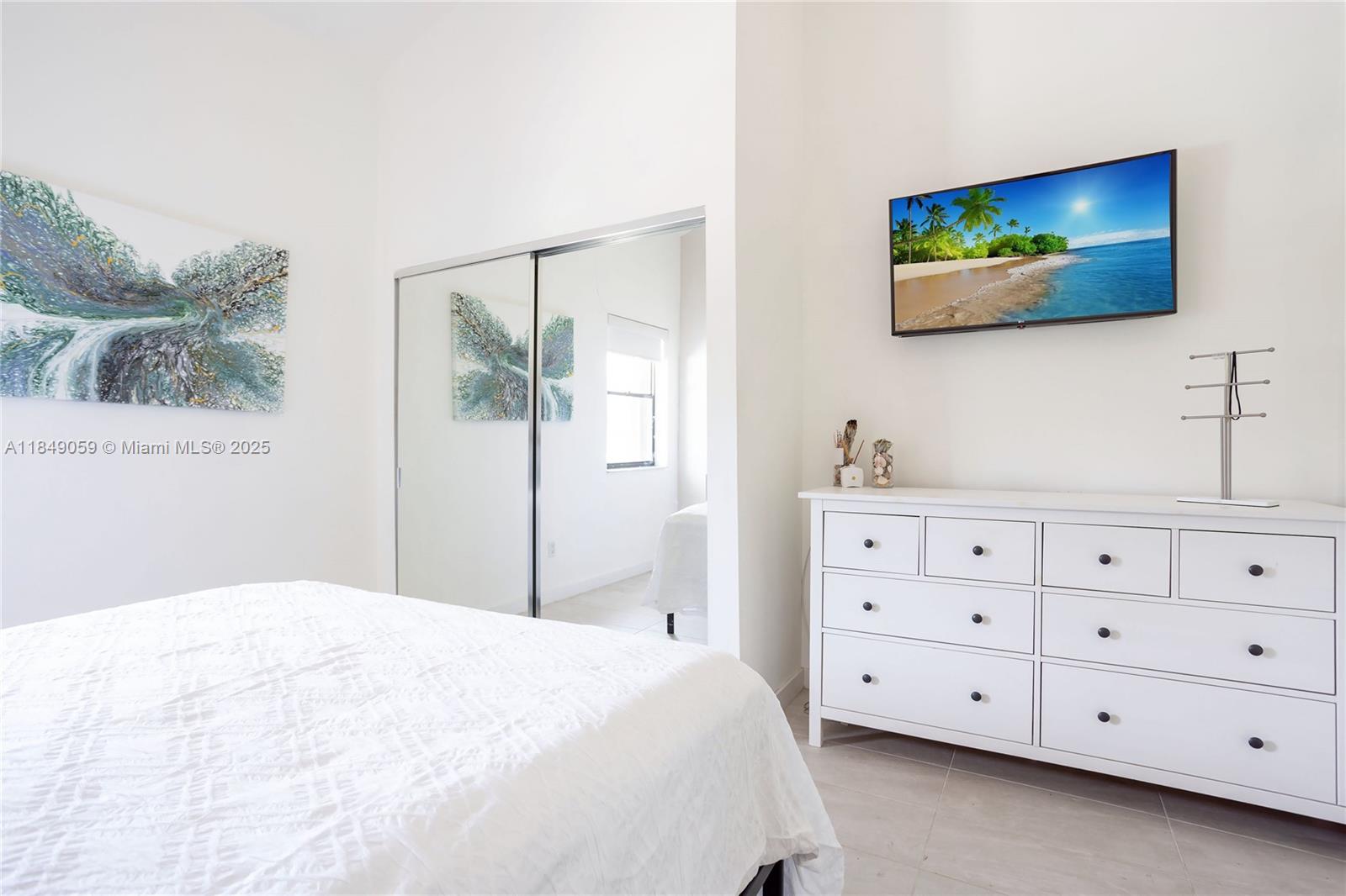 See details 330 4 / 3 2425 sq. ft. $ 2025-07-29 0 Photo