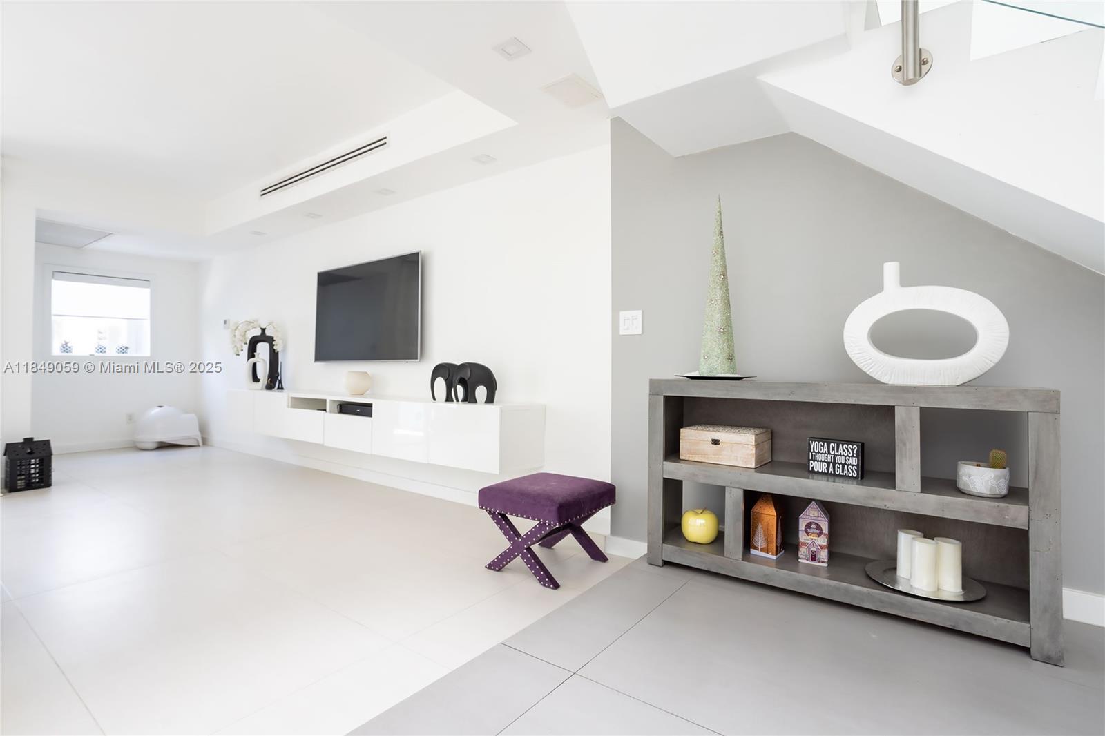See details 330 4 / 3 2425 sq. ft. $ 2025-07-29 0 Photo
