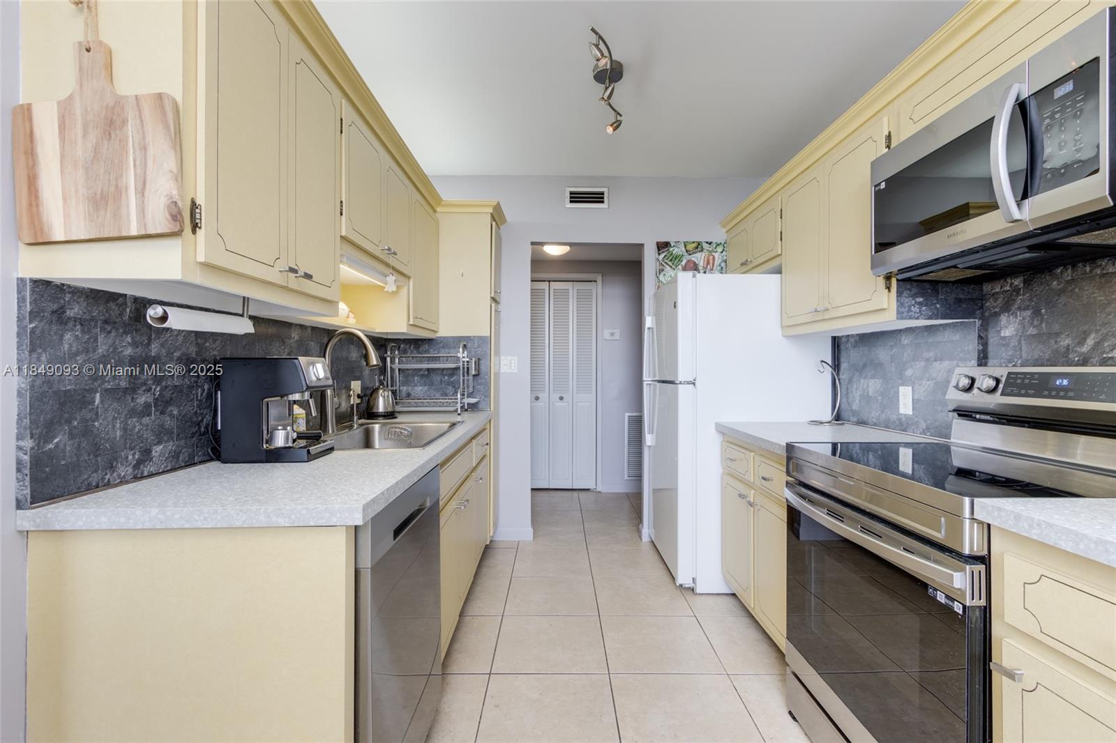 See details 519 2 / 2 1284 sq. ft. $ 2025-07-29 0 Photo