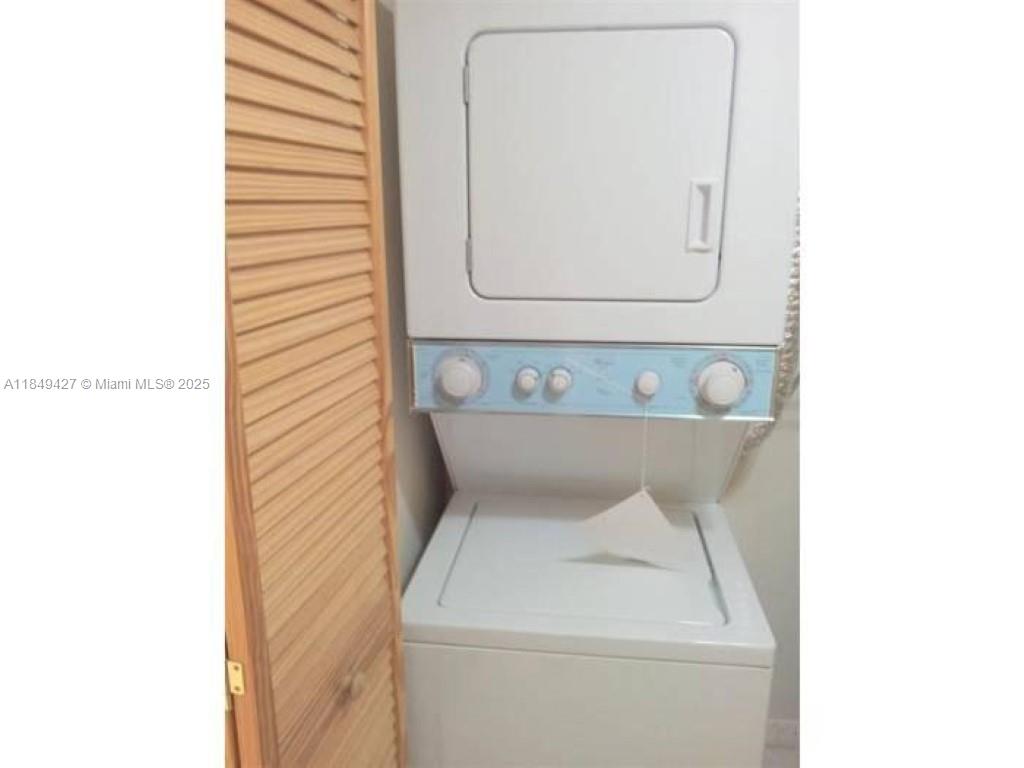 See details / 3585 sq. ft. $ 2025-07-30 0 Photo