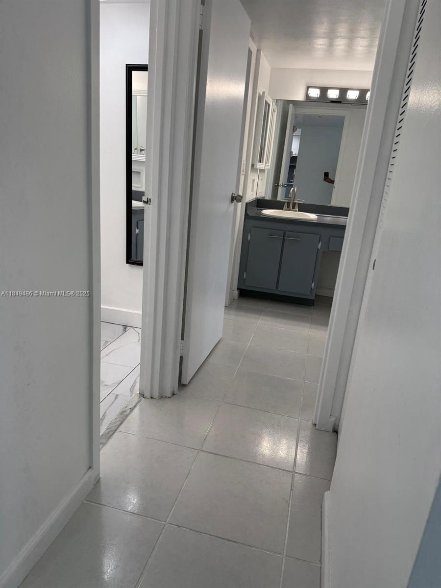 Ver detalles 412 1 / 2 991 sq. ft. $ 2025-08-12 0 foto