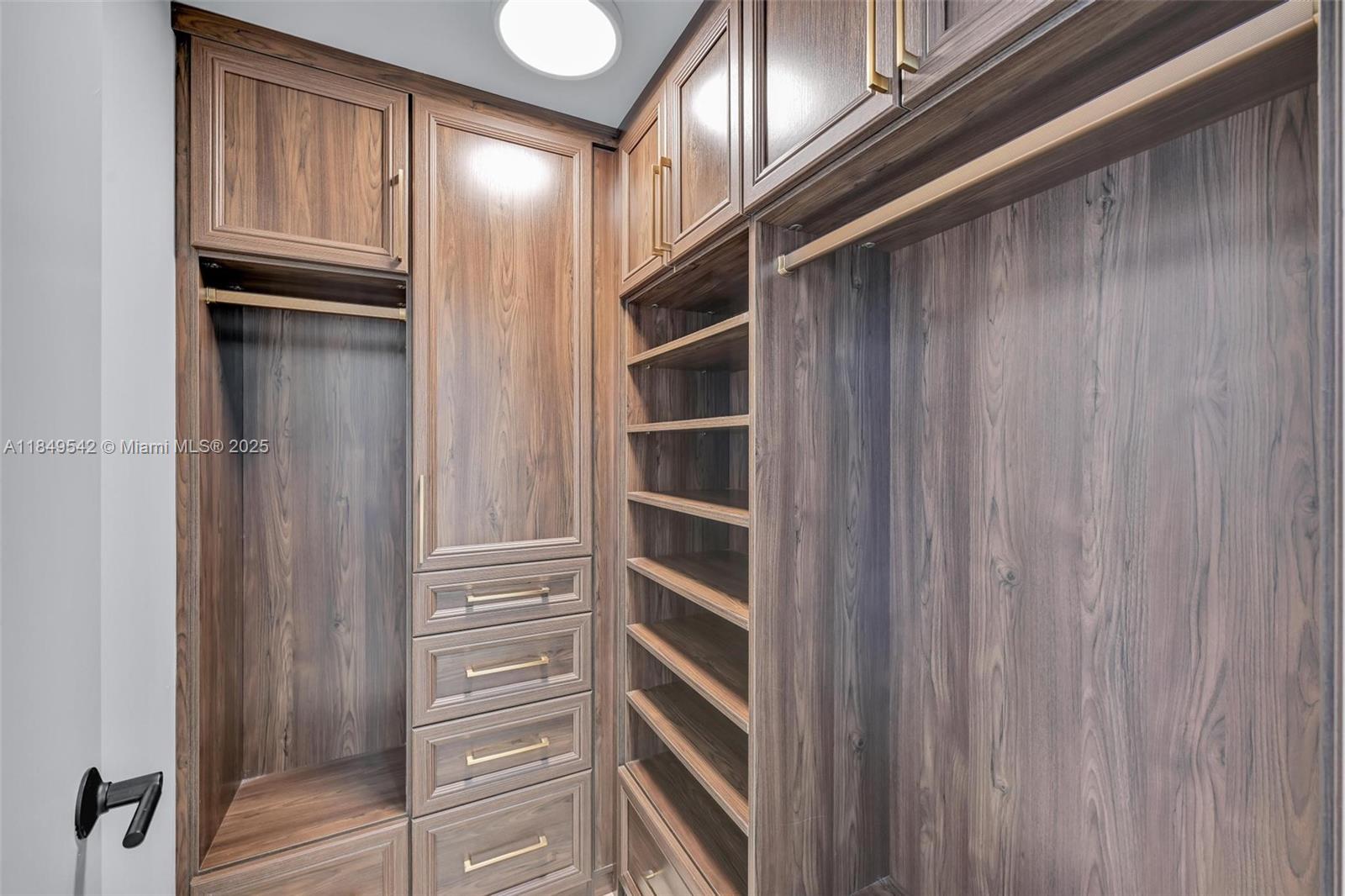 See details 2601 3 / 4 2078 sq. ft. $ 2025-07-30 0 Photo