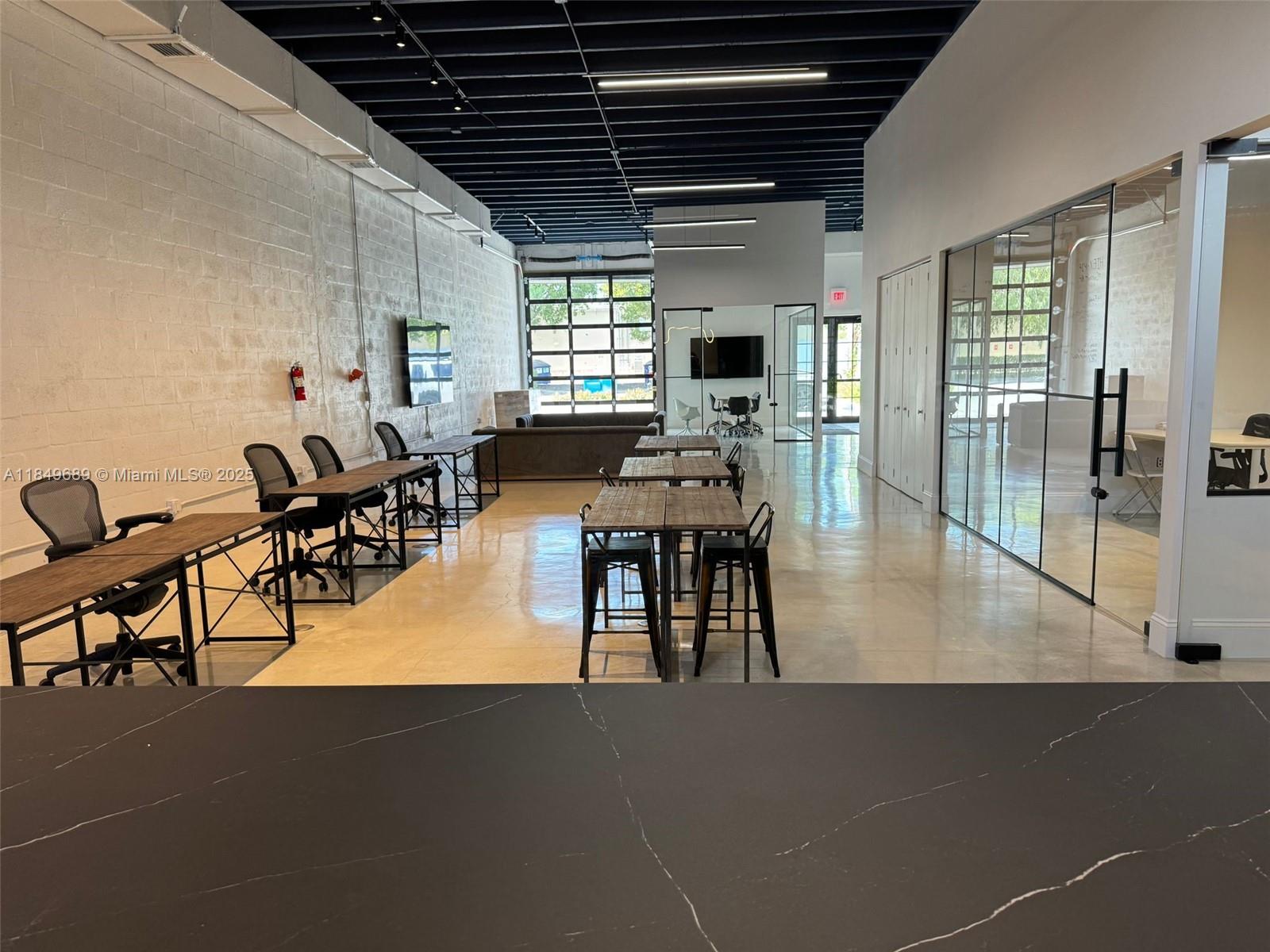 8749  /   sq. ft. $ 2025-07-30 0 foto