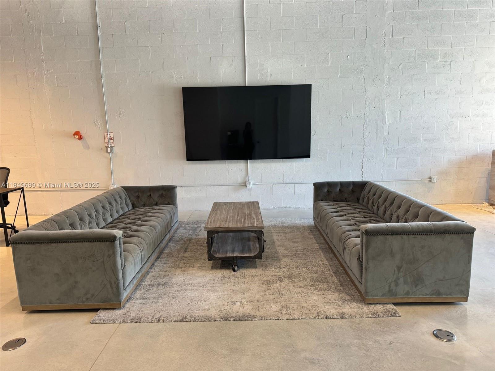 8749  /   sq. ft. $ 2025-07-30 0 foto