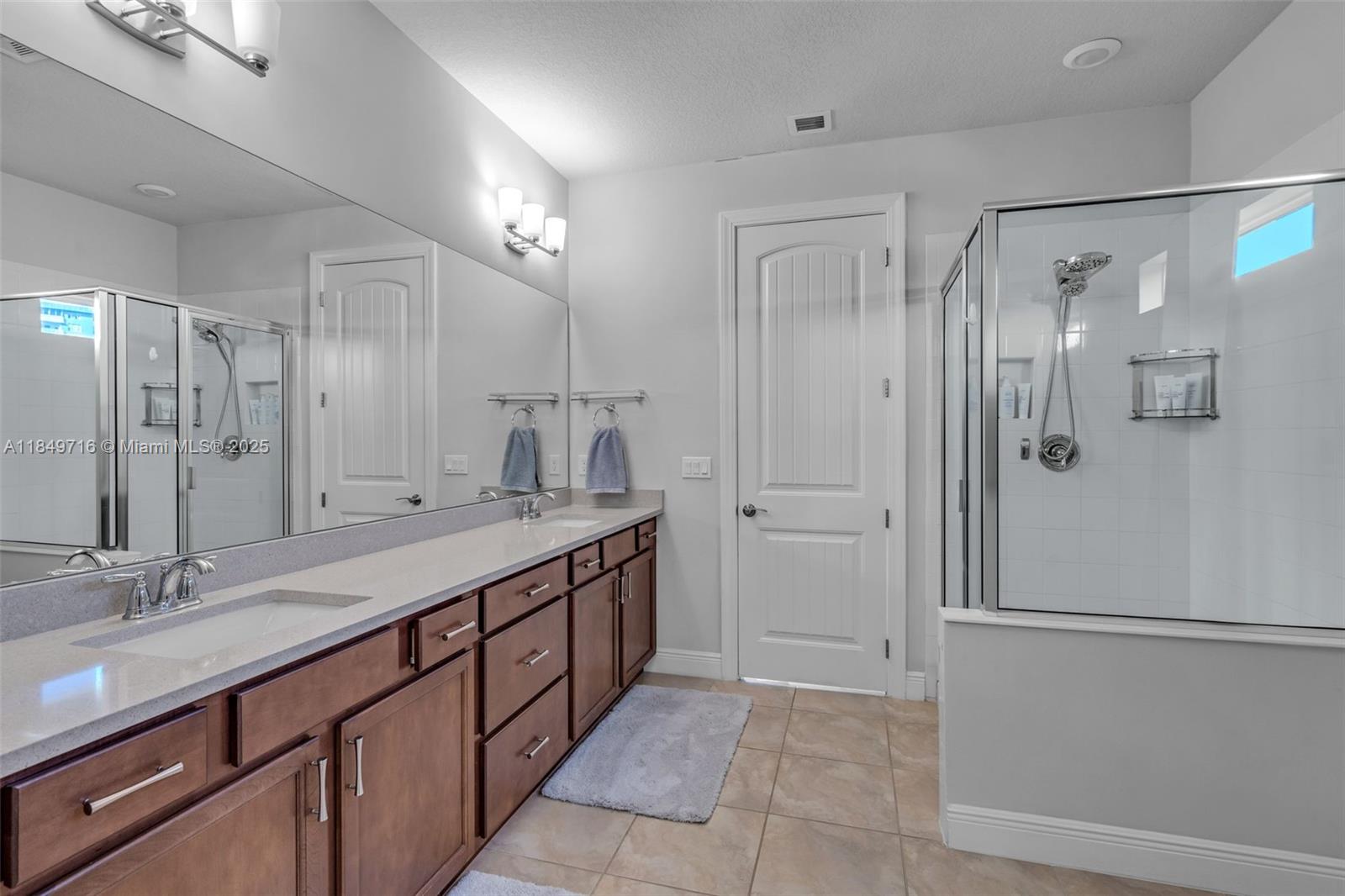 See details 3813 5 / 3 2502 sq. ft. $ 2025-07-30 0 Photo