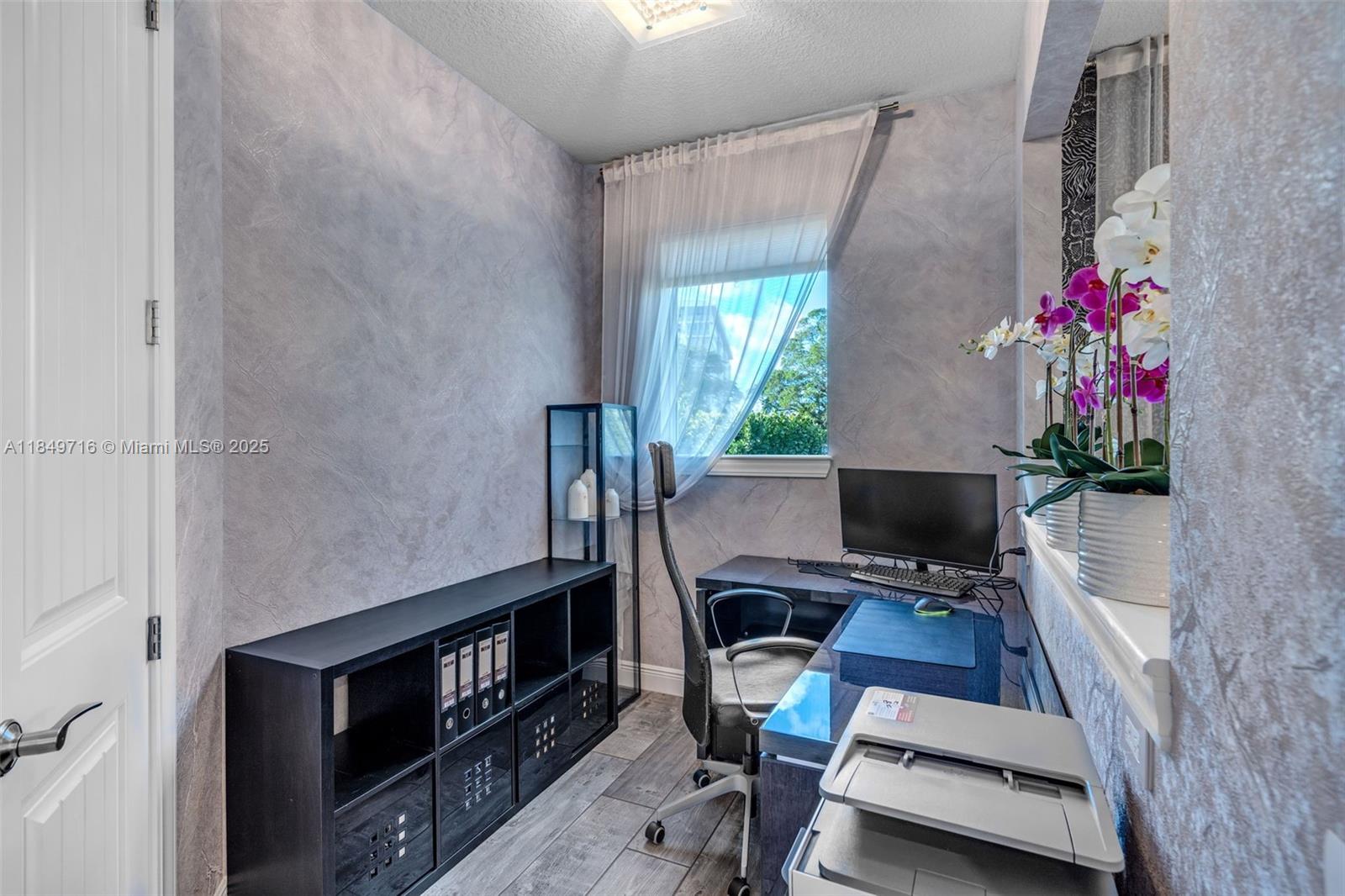 See details 3813 5 / 3 2502 sq. ft. $ 2025-07-30 0 Photo