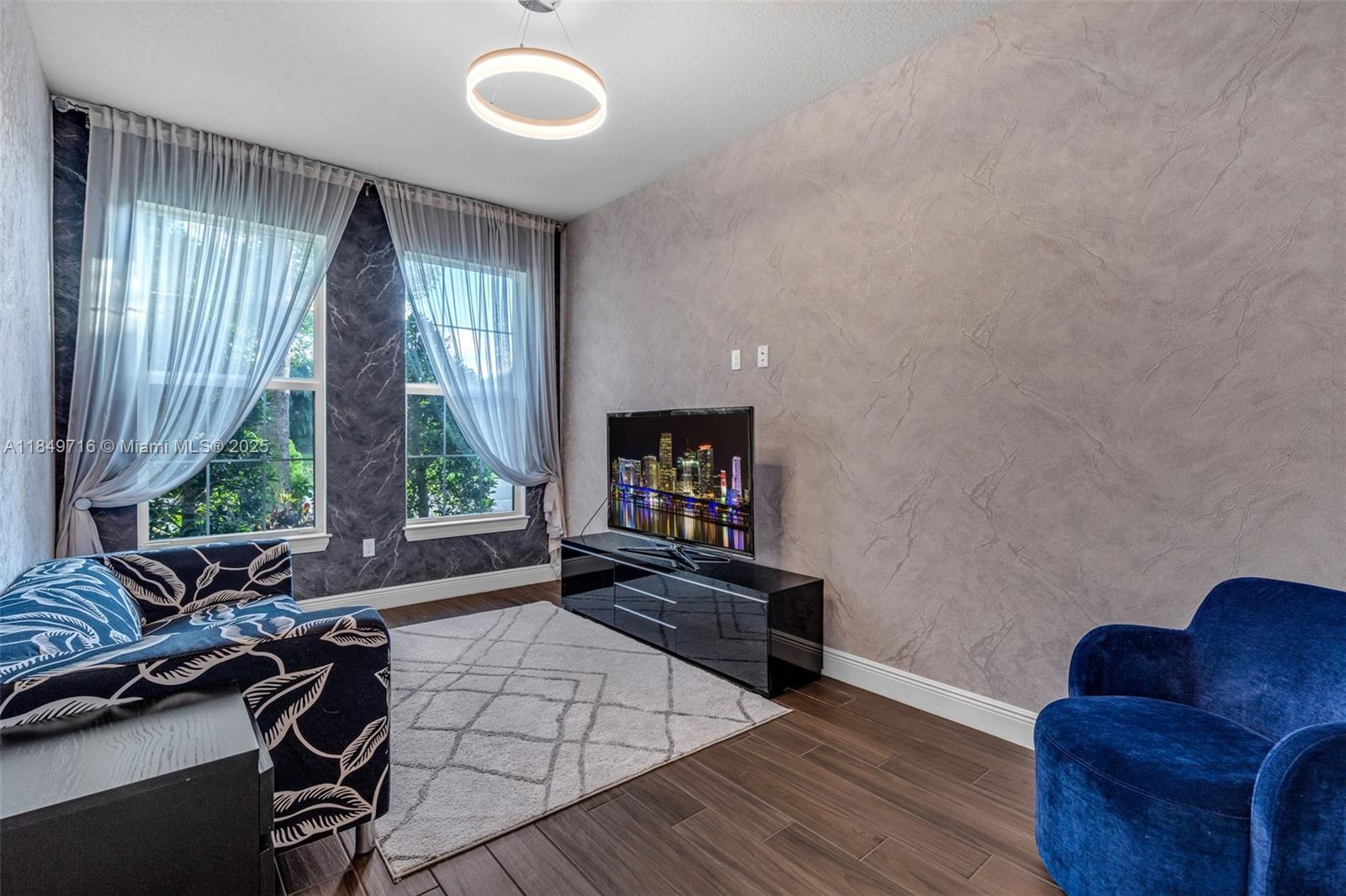 See details 3813 5 / 3 2502 sq. ft. $ 2025-07-30 0 Photo