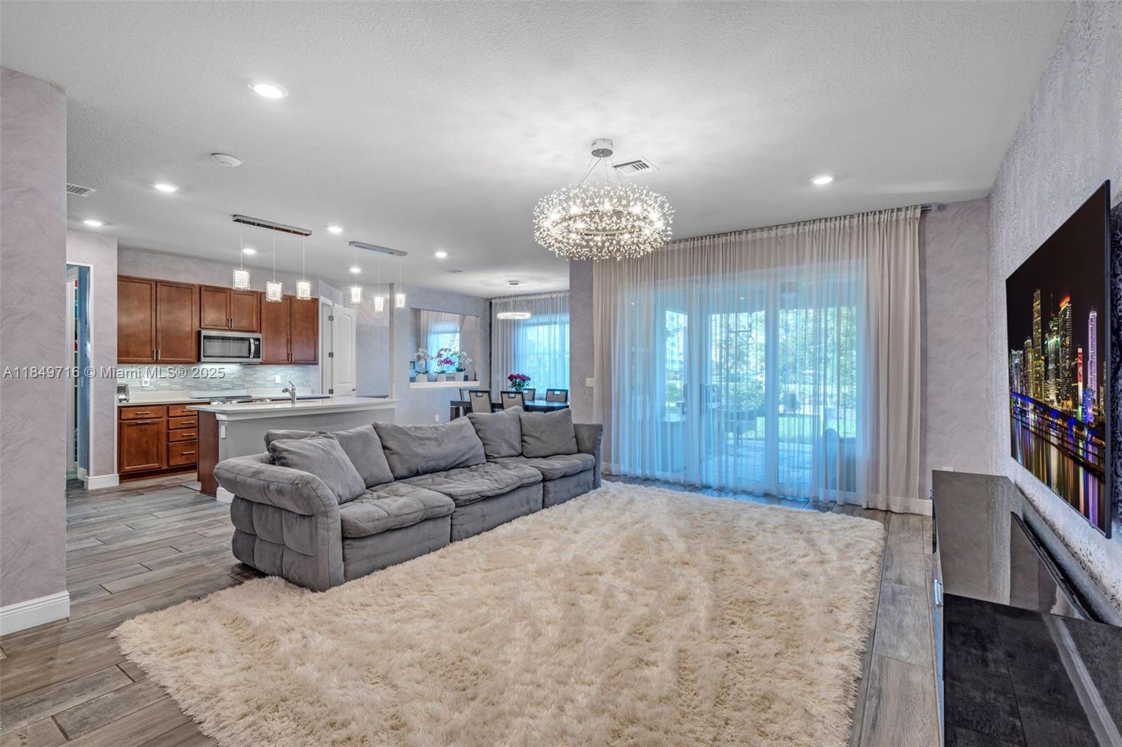 See details 3813 5 / 3 2502 sq. ft. $ 2025-07-30 0 Photo