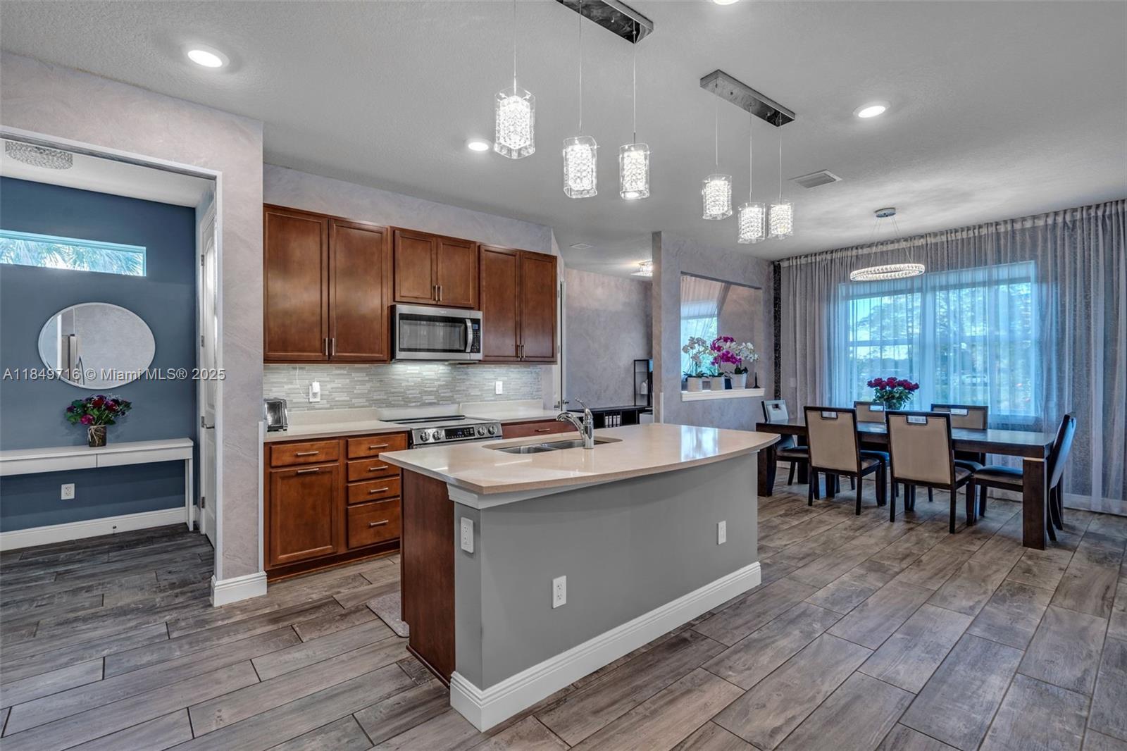 See details 3813 5 / 3 2502 sq. ft. $ 2025-07-30 0 Photo