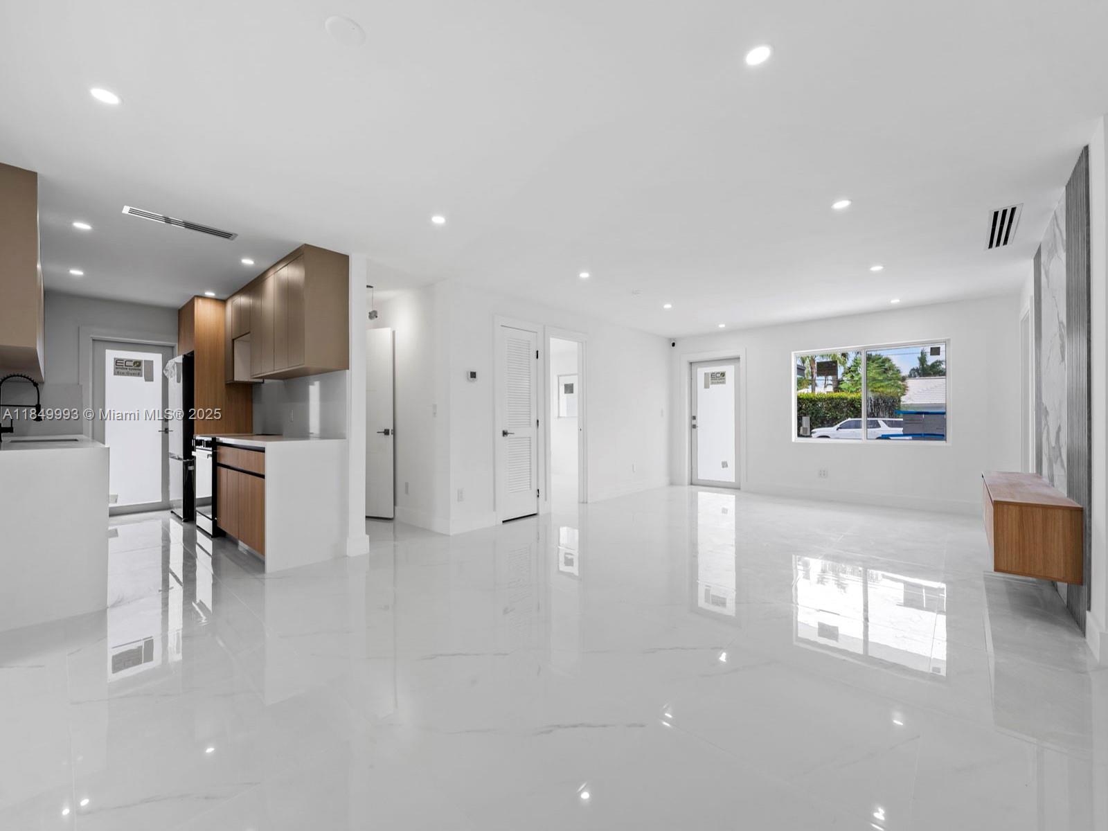   /  2494 sq. ft. $ 2025-07-31 0 Photo