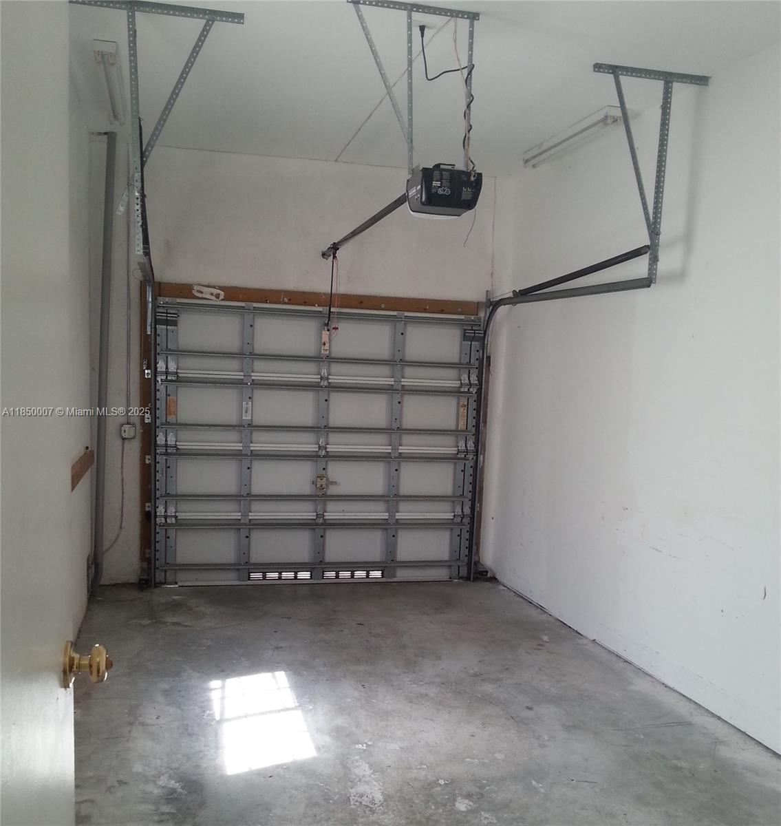   /   кв.футов $ 2025-07-31 0 Фото