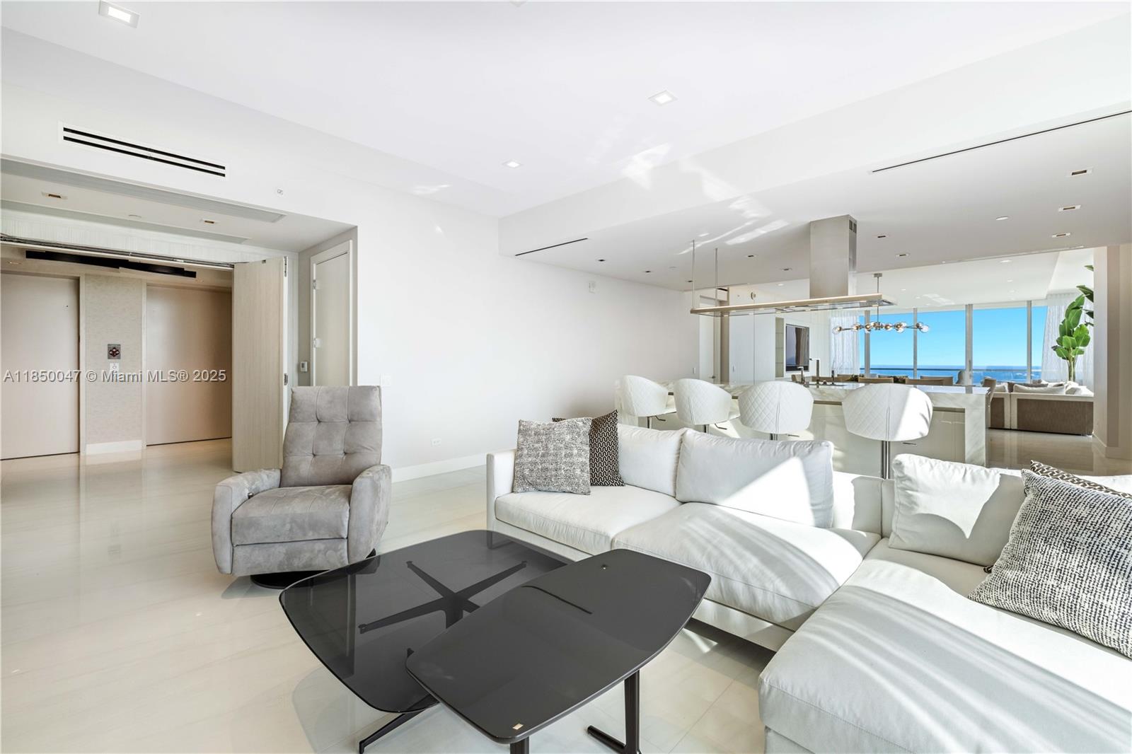 See details 4504 4 / 6 3625 sq. ft. $ 2025-07-31 0 Photo