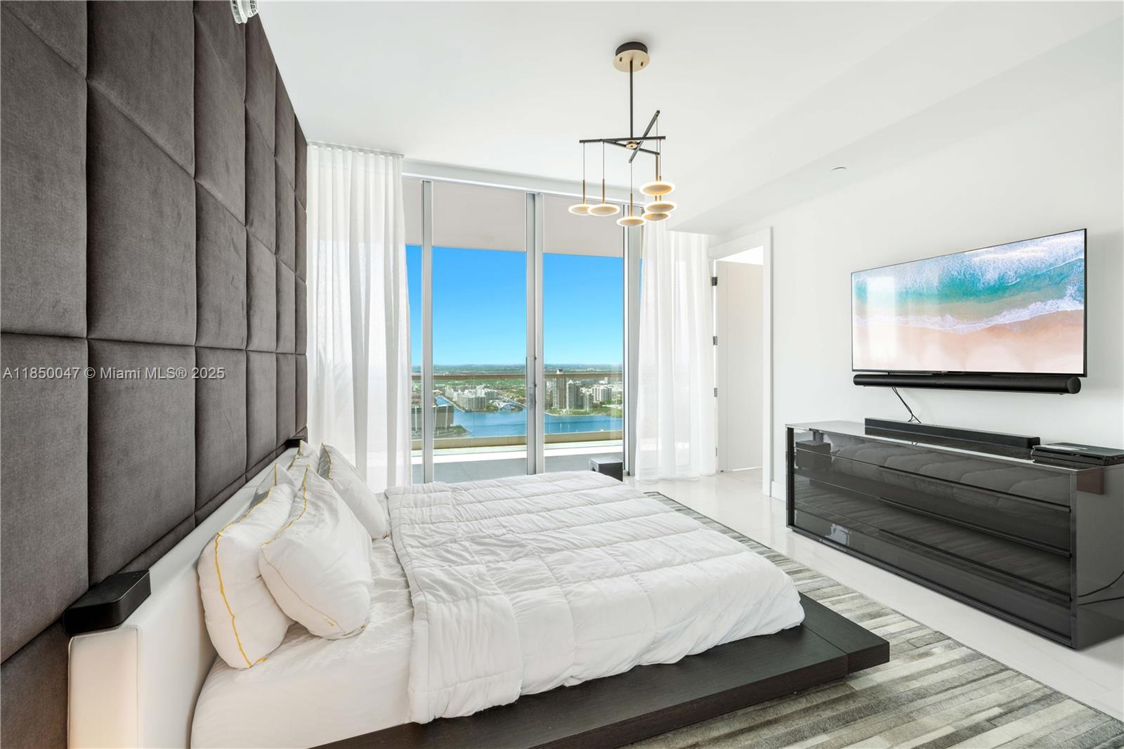 See details 4504 4 / 6 3625 sq. ft. $ 2025-07-31 0 Photo
