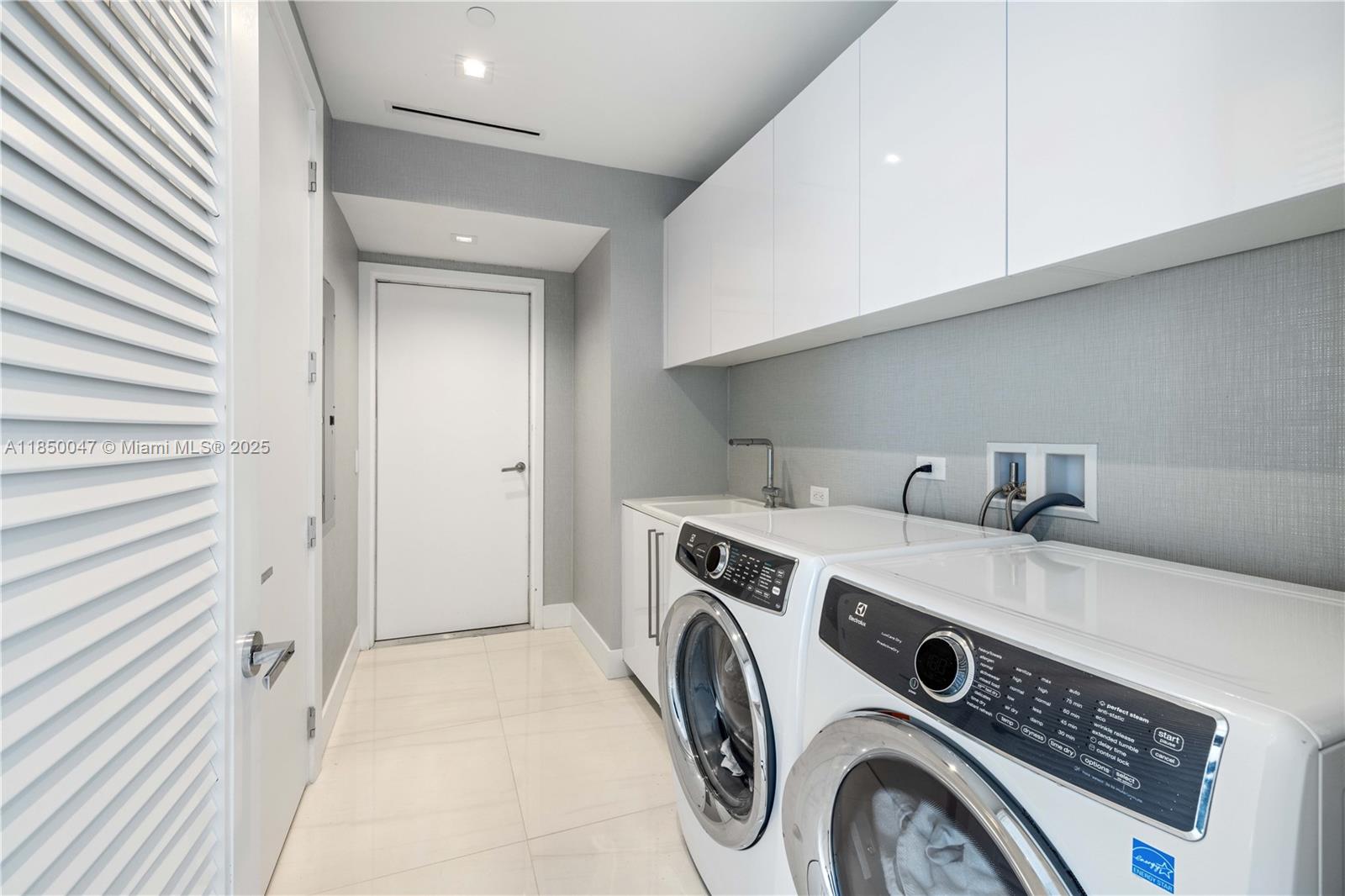 See details 4504 4 / 6 3625 sq. ft. $ 2025-07-31 0 Photo