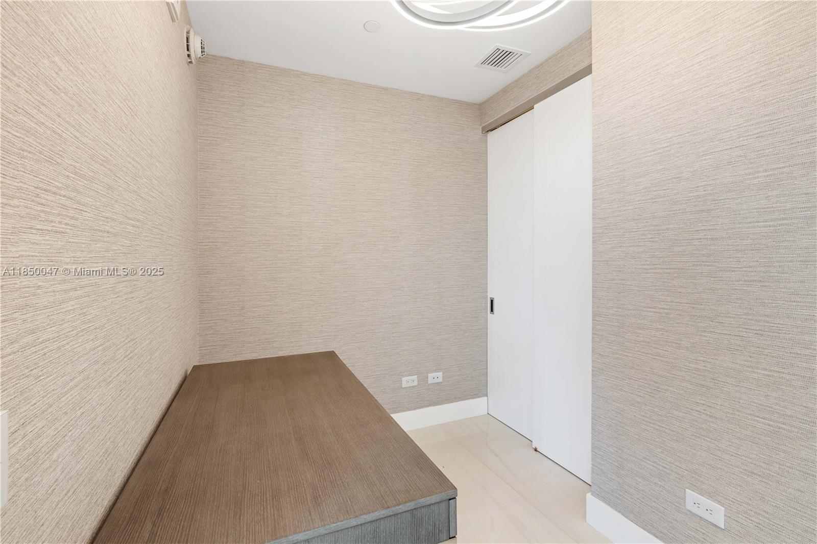 See details 4504 4 / 6 3625 sq. ft. $ 2025-07-31 0 Photo