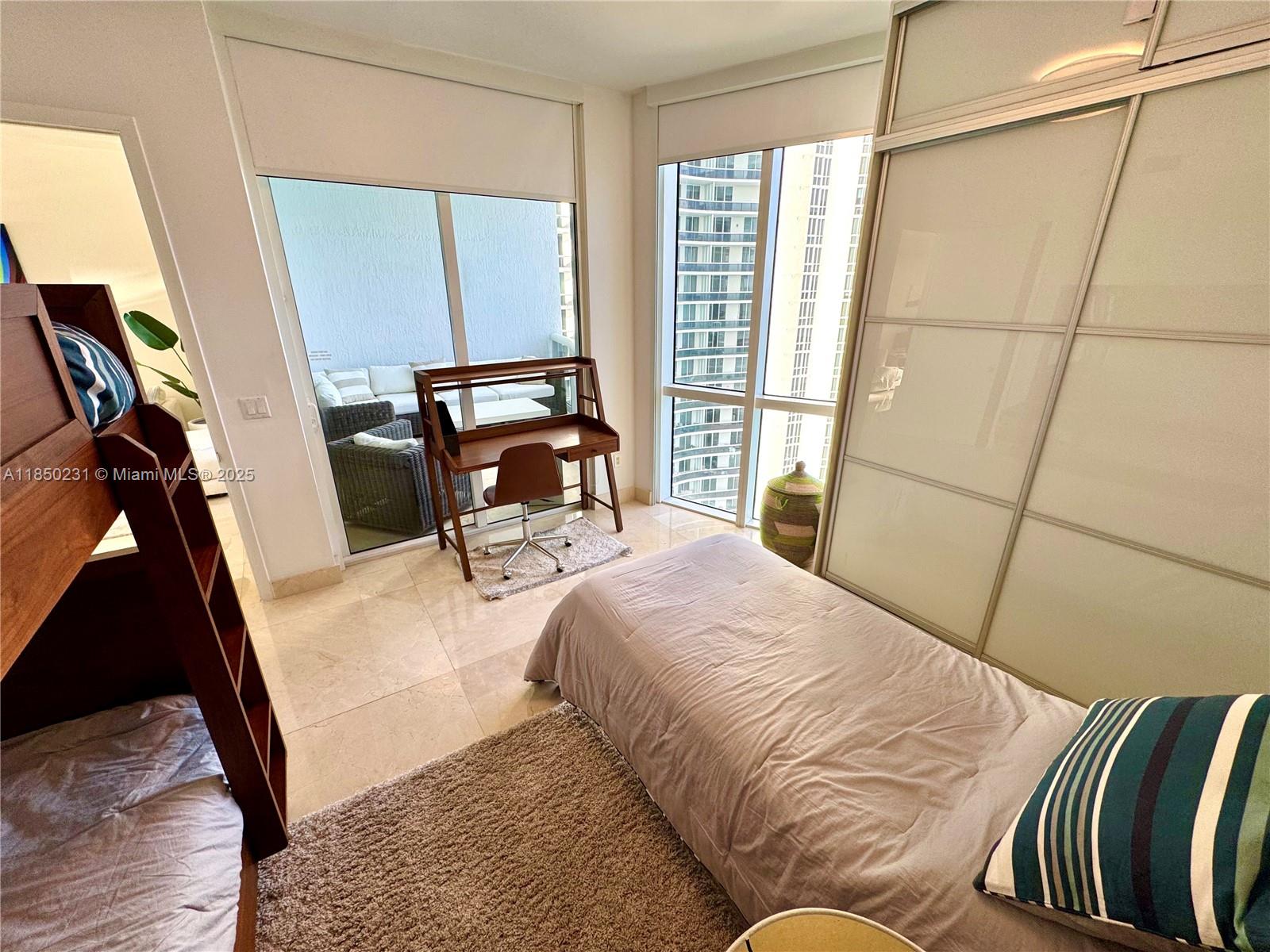 Ver detalles 1804 2 / 4 2327 sq. ft. $ 2025-07-31 0 foto