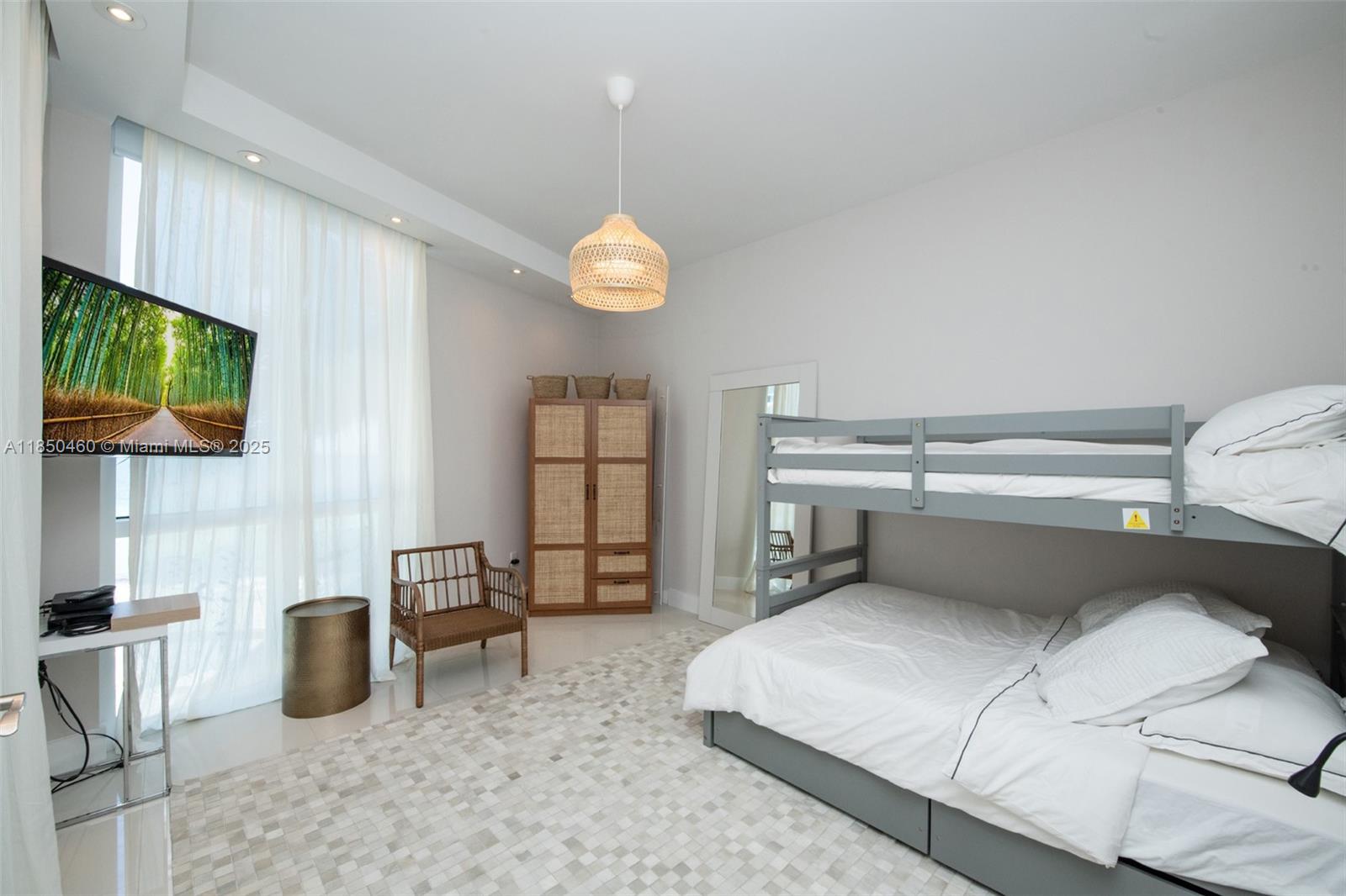 Подробнее 604 Seasonal 3 / 4 2327 кв.футов $ 2025-07-31 0 Фото