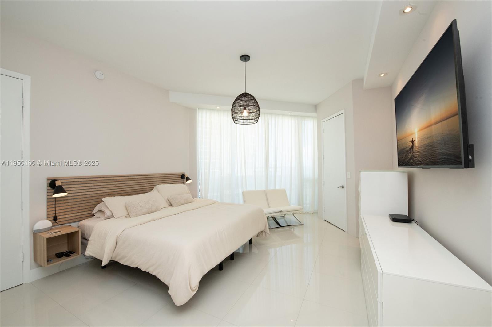 Подробнее 604 Seasonal 3 / 4 2327 кв.футов $ 2025-07-31 0 Фото