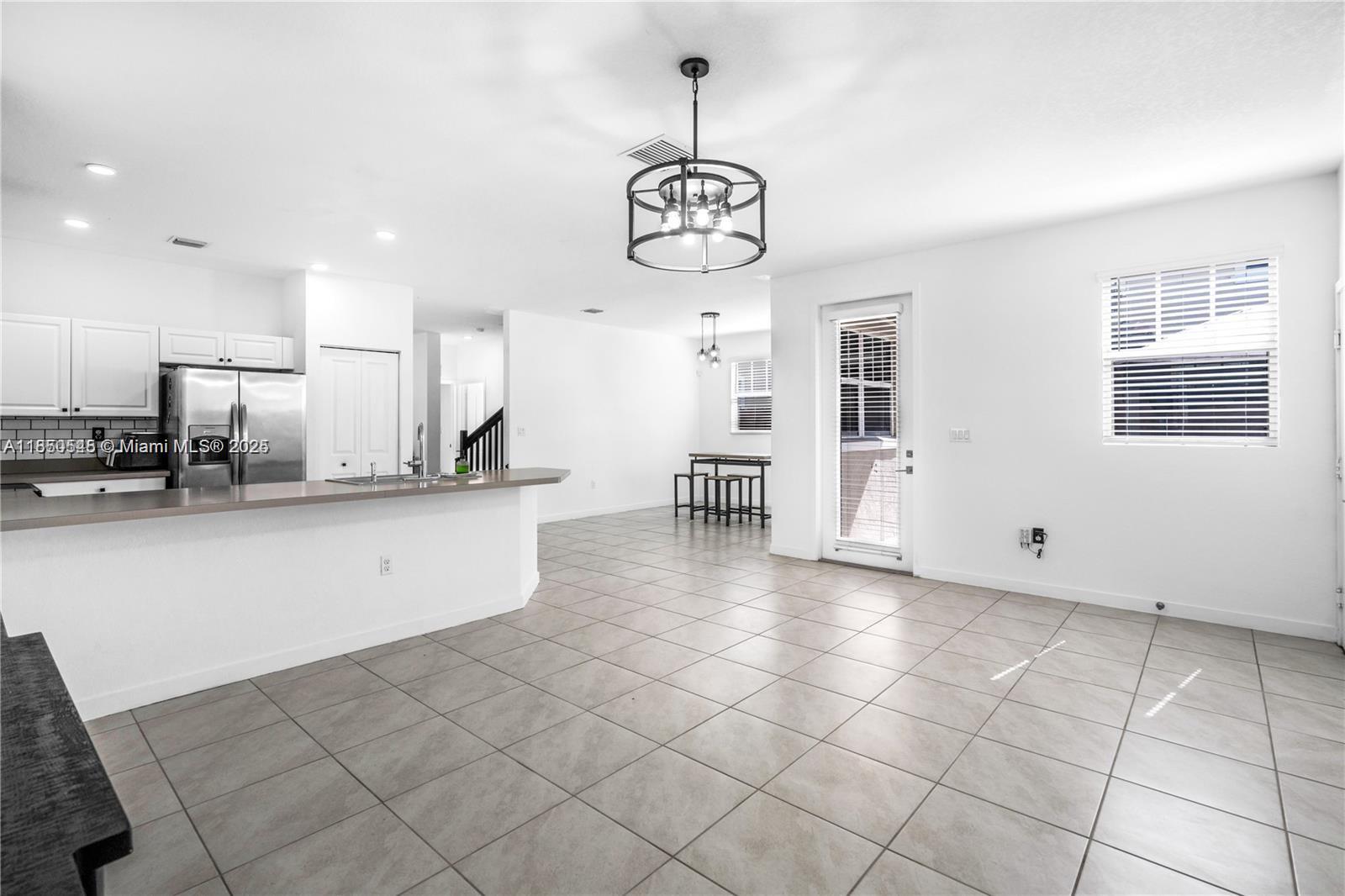 Ver detalles 11732 4 / 3 2556 sq. ft. $ 2025-08-13 0 foto