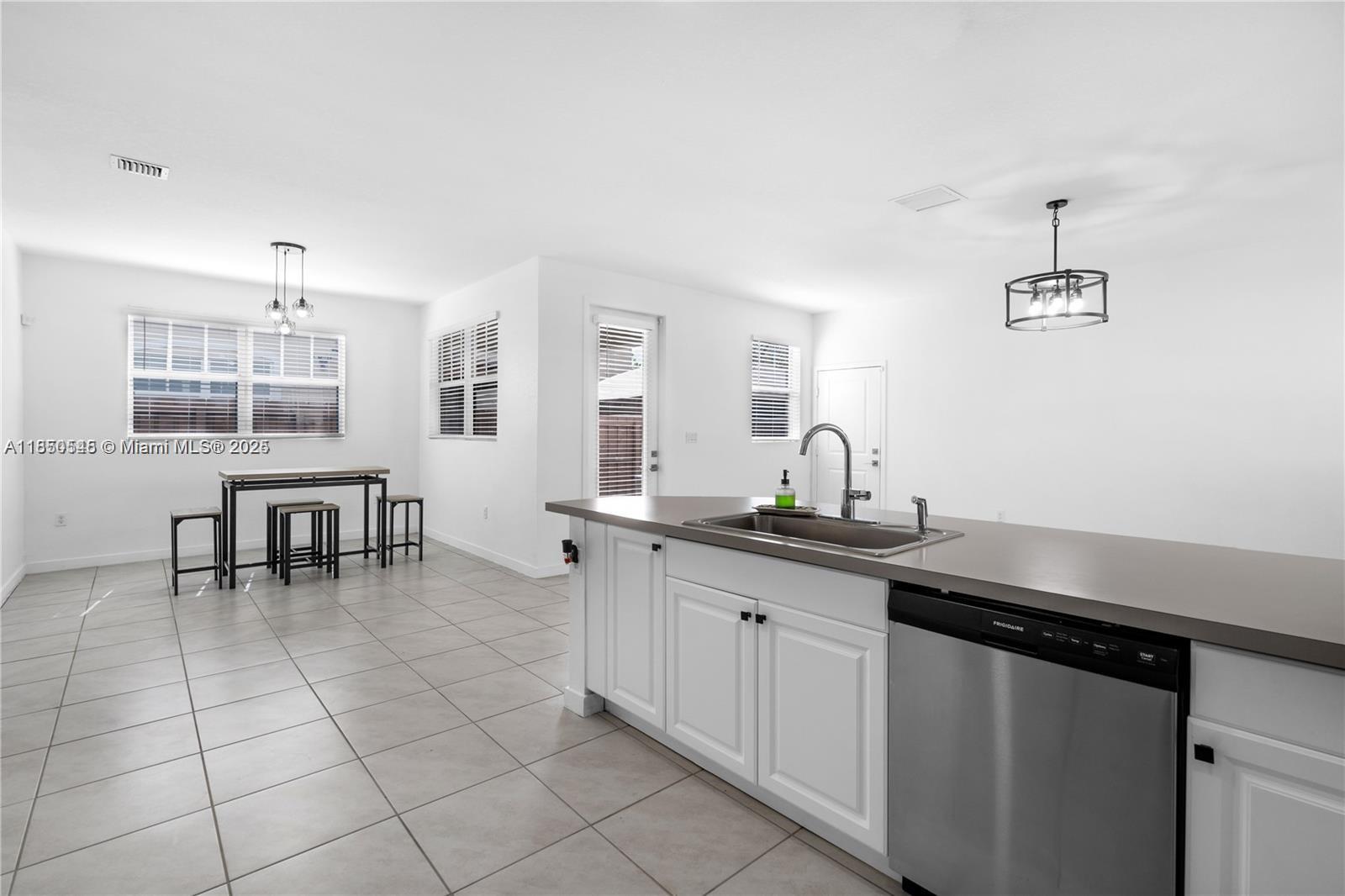 Ver detalles 11732 4 / 3 2556 sq. ft. $ 2025-08-13 0 foto