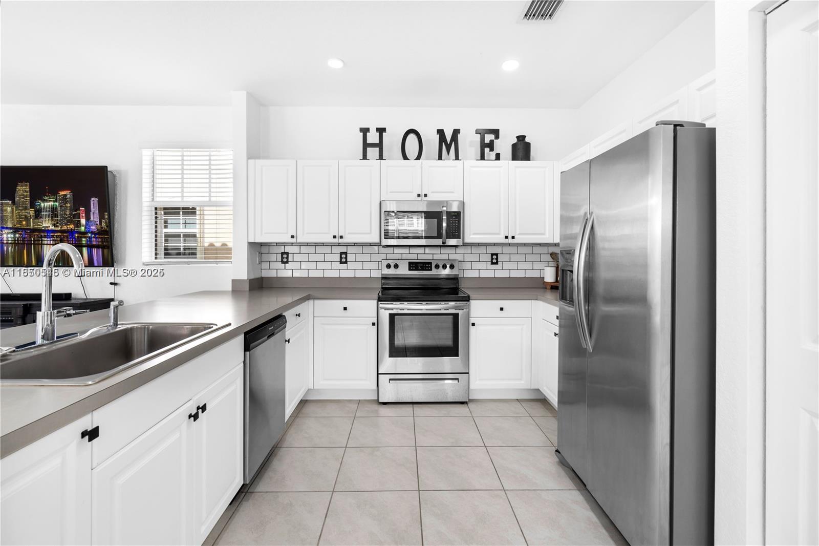 Ver detalles 11732 4 / 3 2556 sq. ft. $ 2025-08-13 0 foto