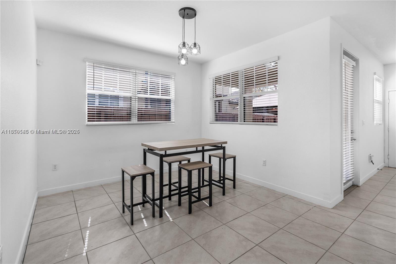 Ver detalles 11732 4 / 3 2556 sq. ft. $ 2025-08-13 0 foto