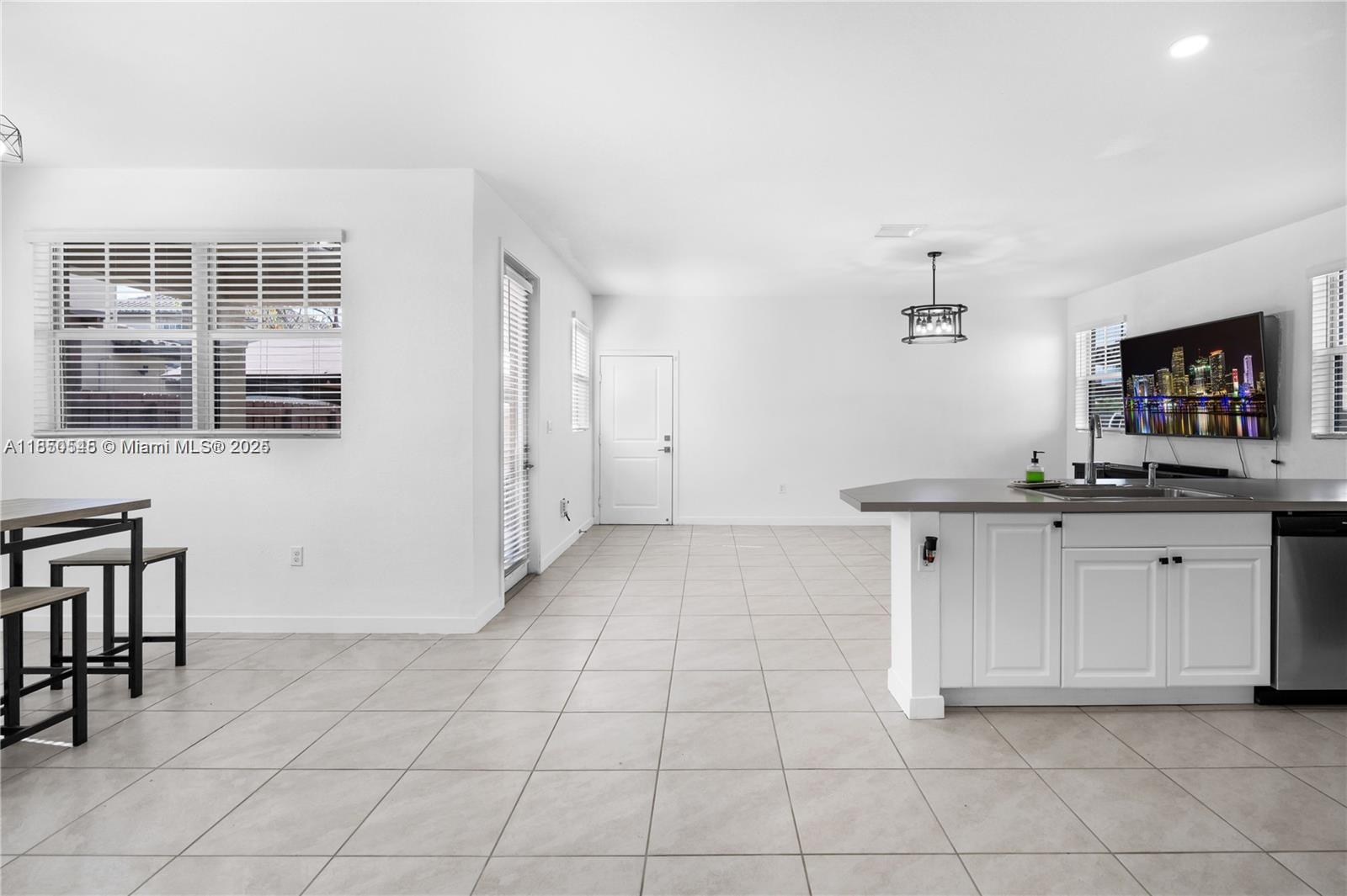 Ver detalles 11732 4 / 3 2556 sq. ft. $ 2025-08-13 0 foto