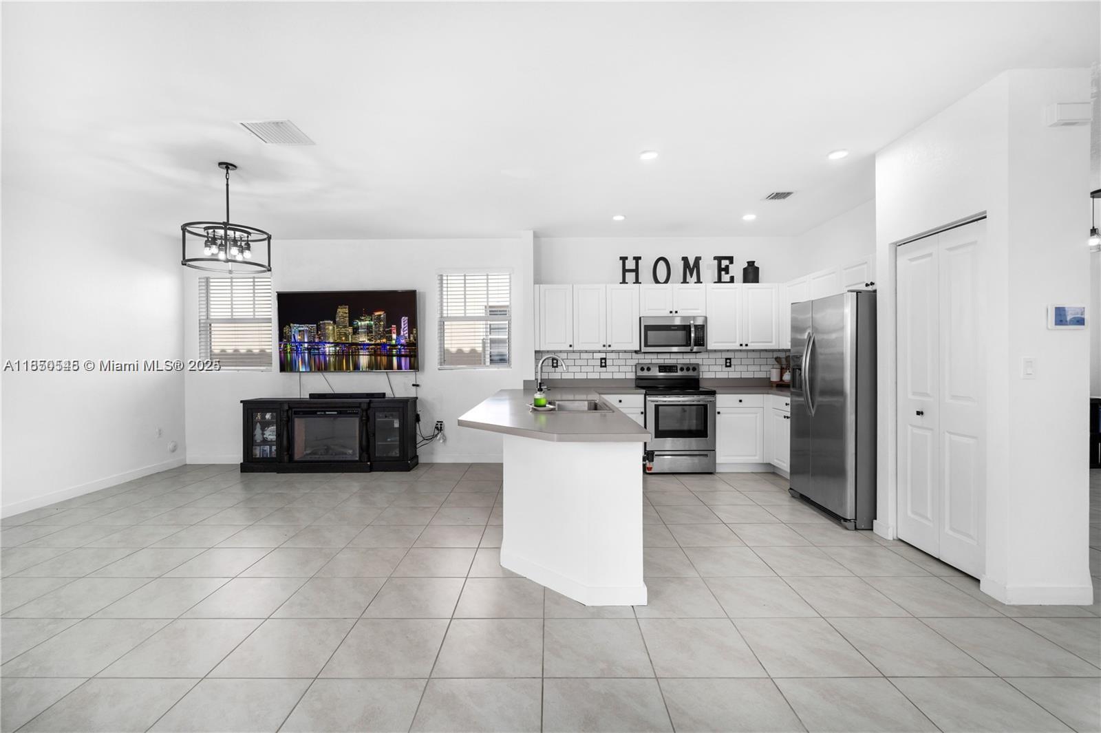 Ver detalles 11732 4 / 3 2556 sq. ft. $ 2025-08-13 0 foto