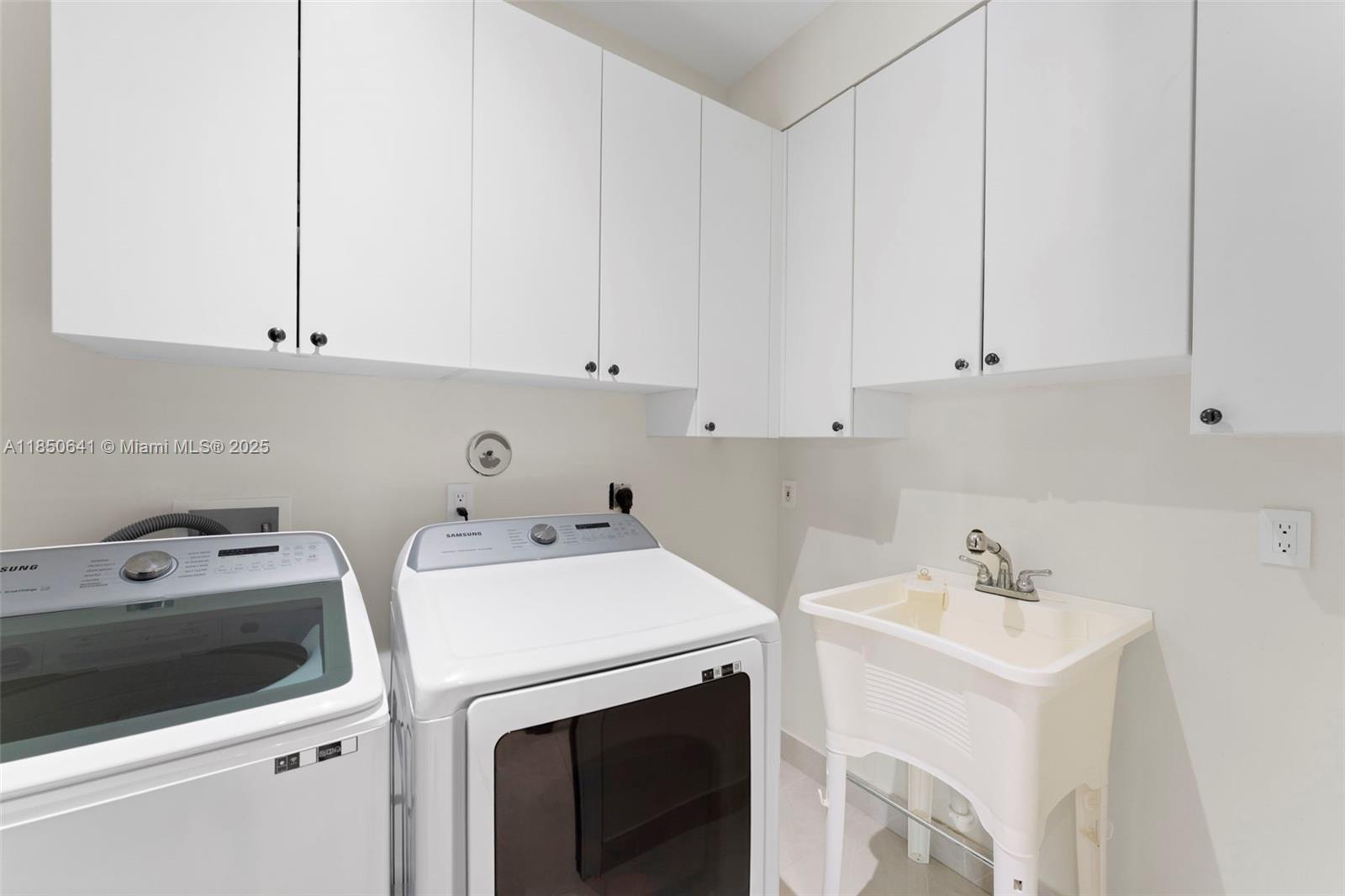 Photo of 1031 Harbor Ct  (1031), Hollywood, Florida, 33019 - 