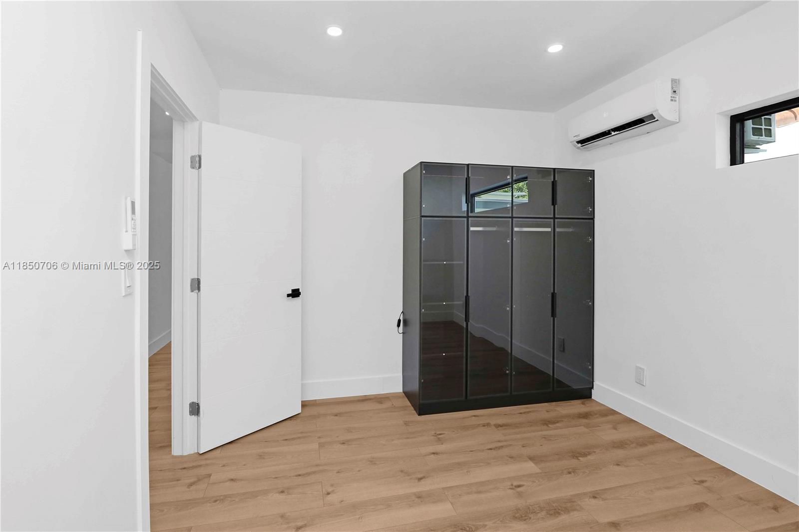 See details / sq. ft. $ 2025-08-01 0 Photo