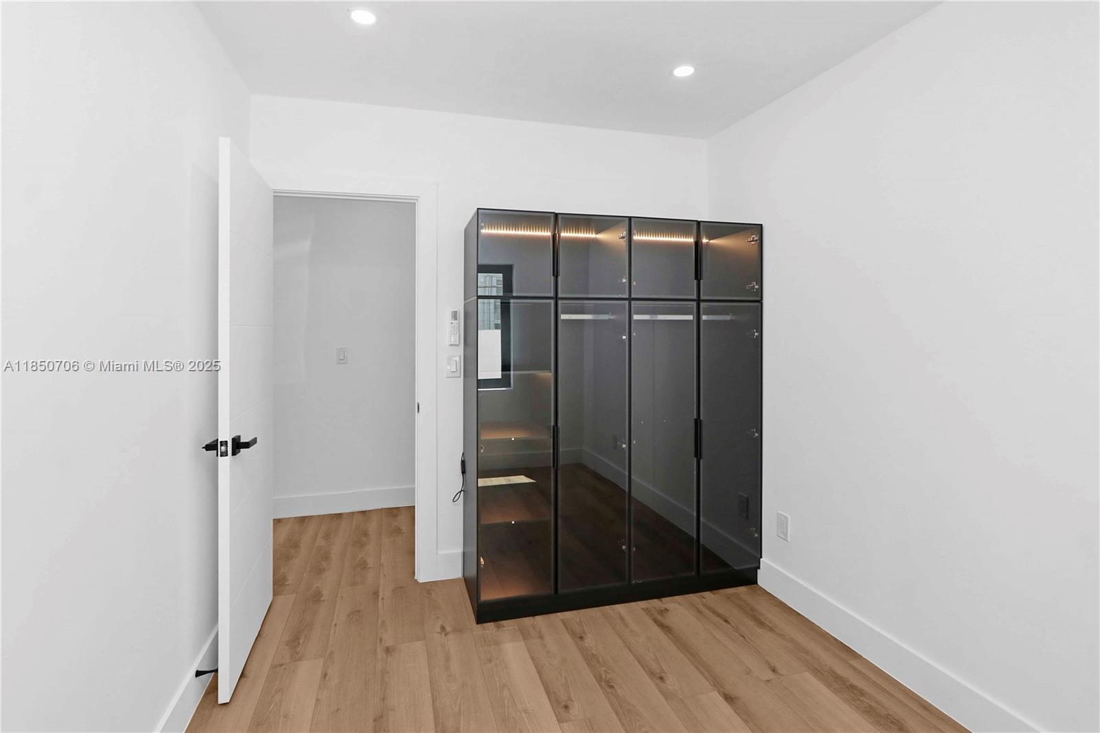 See details / sq. ft. $ 2025-08-01 0 Photo