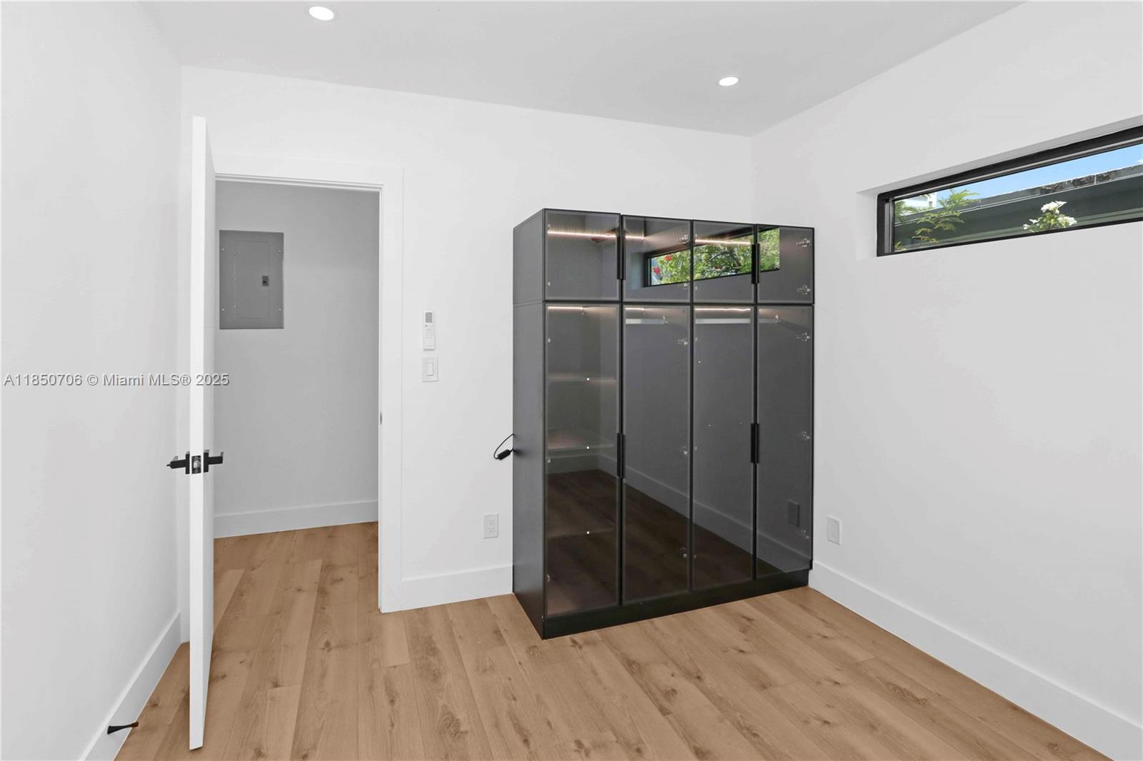 See details / sq. ft. $ 2025-08-01 0 Photo