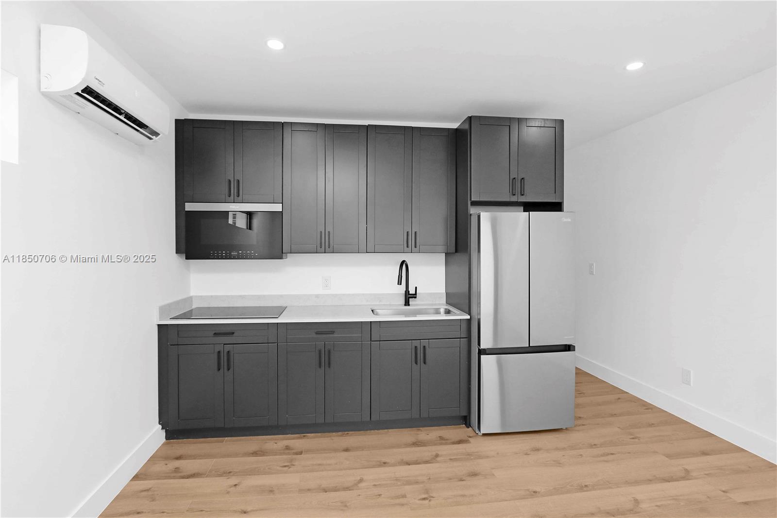 See details / sq. ft. $ 2025-08-01 0 Photo