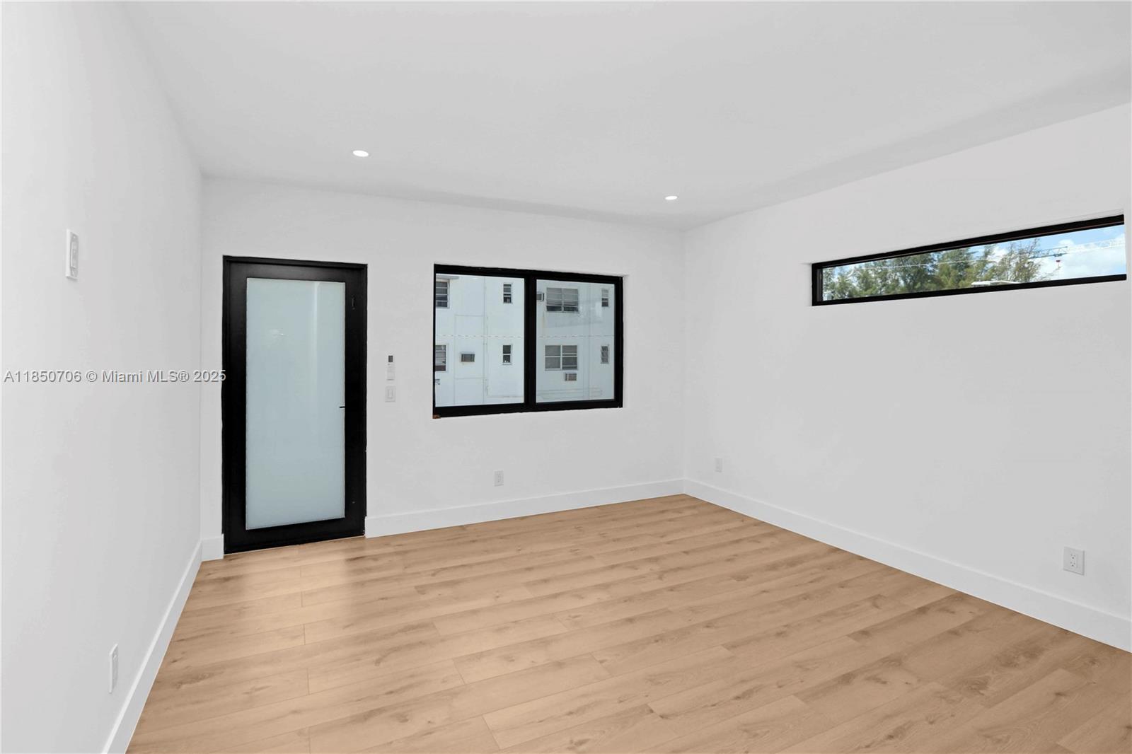 See details / sq. ft. $ 2025-08-01 0 Photo