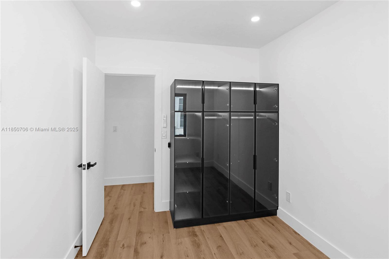 See details / sq. ft. $ 2025-08-01 0 Photo