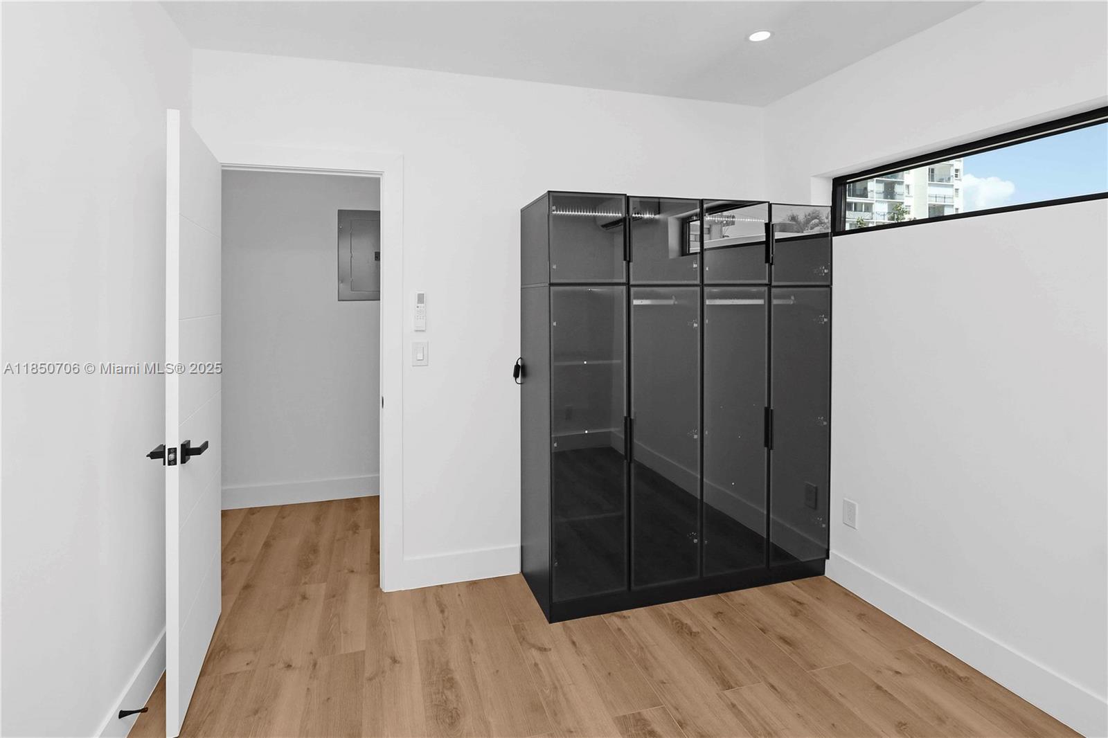See details / sq. ft. $ 2025-08-01 0 Photo