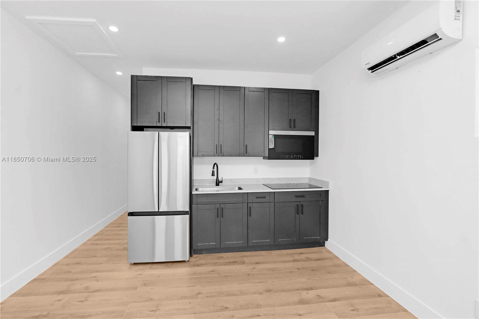 See details / sq. ft. $ 2025-08-01 0 Photo