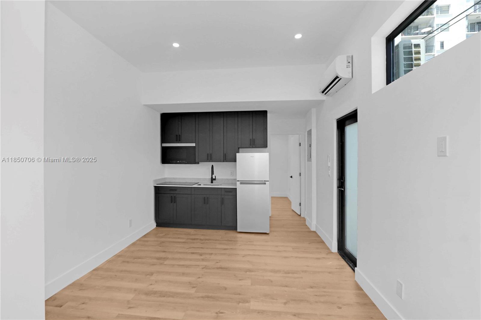 See details / sq. ft. $ 2025-08-01 0 Photo