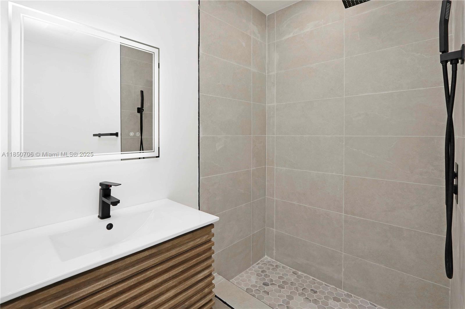 See details / sq. ft. $ 2025-08-01 0 Photo