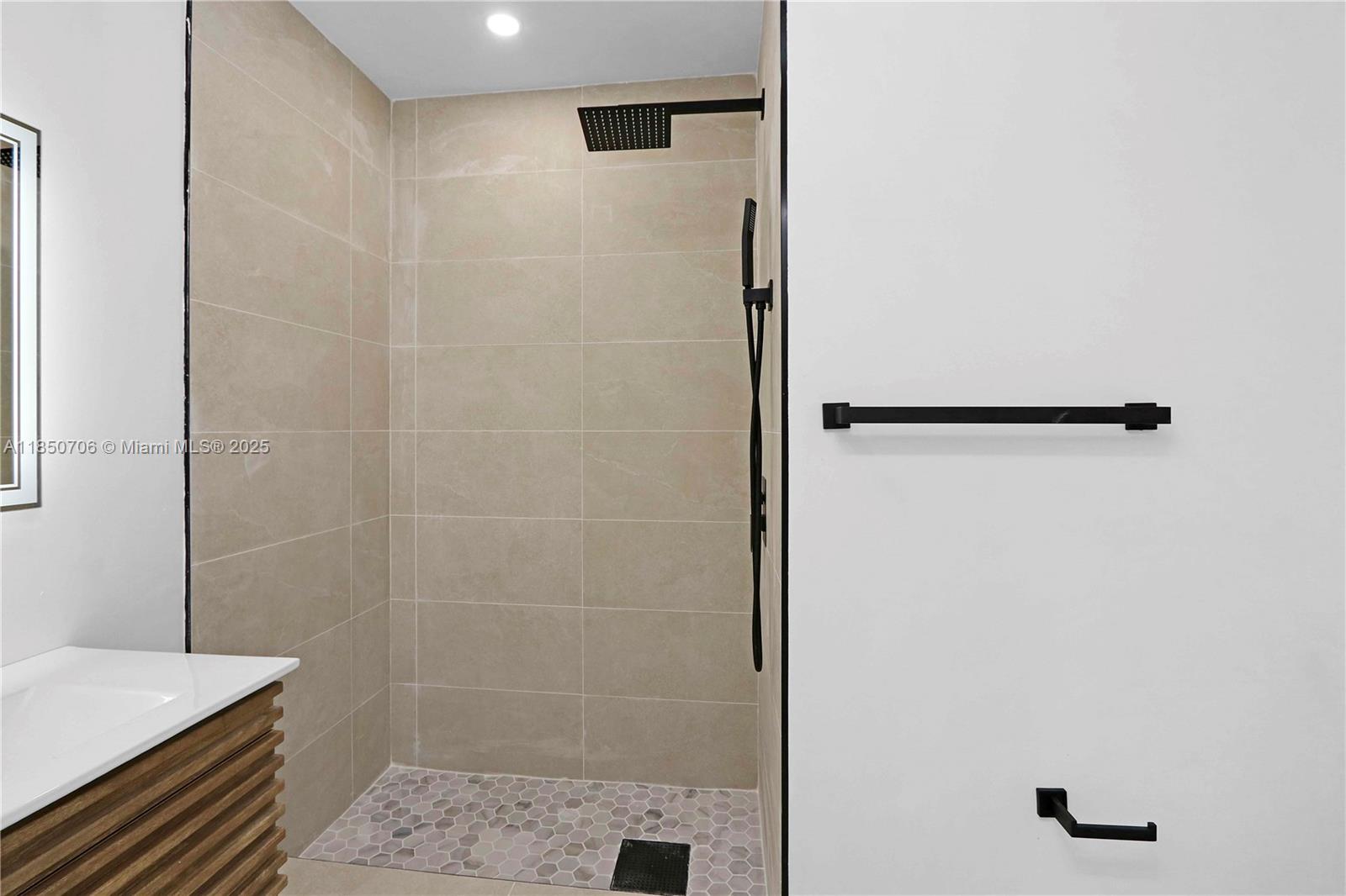 See details / sq. ft. $ 2025-08-01 0 Photo