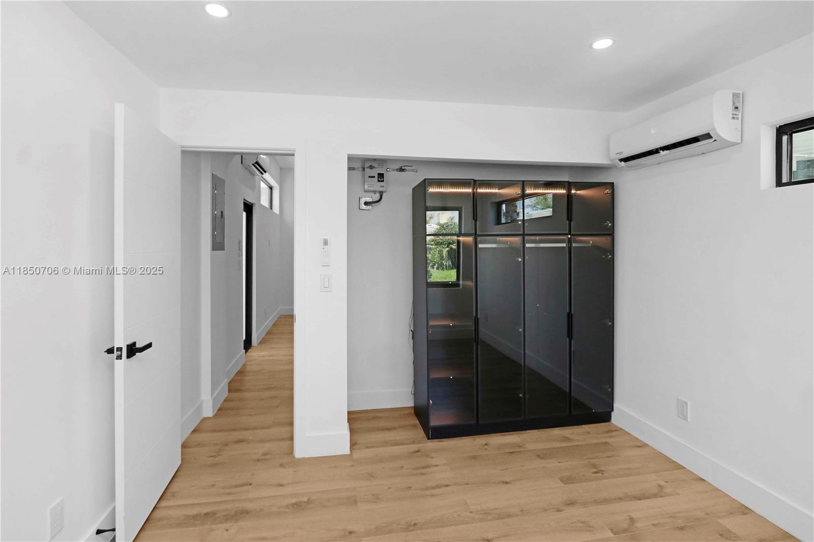 See details / sq. ft. $ 2025-08-01 0 Photo