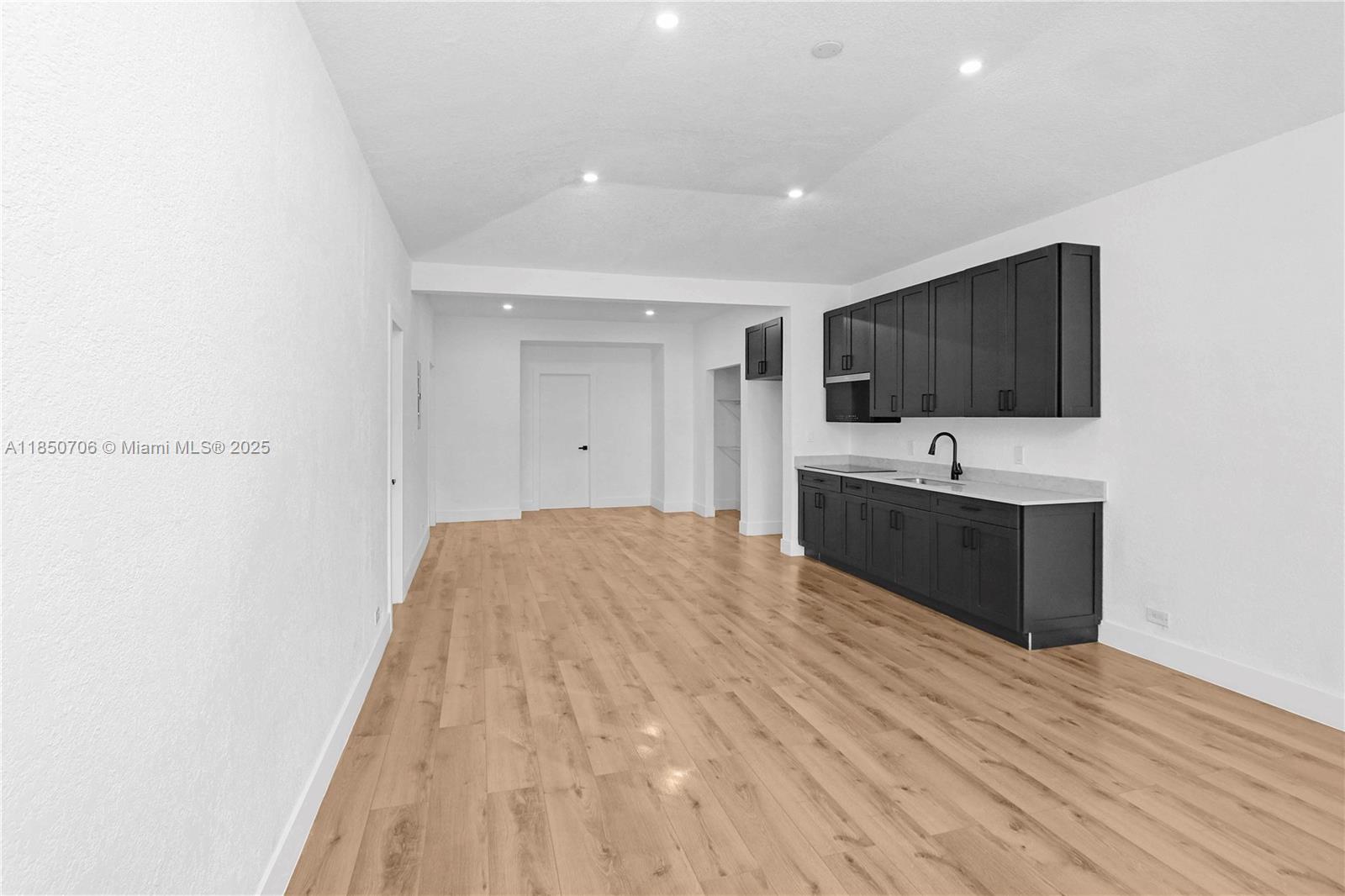 See details / sq. ft. $ 2025-08-01 0 Photo