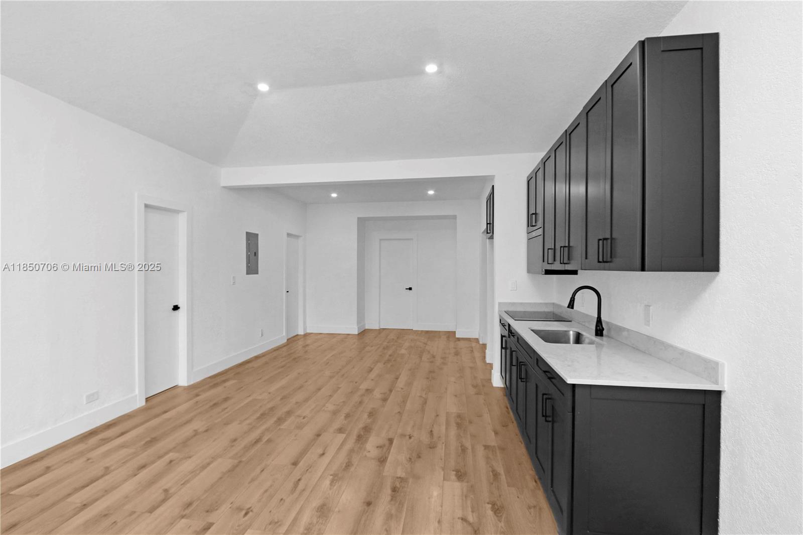 See details / sq. ft. $ 2025-08-01 0 Photo
