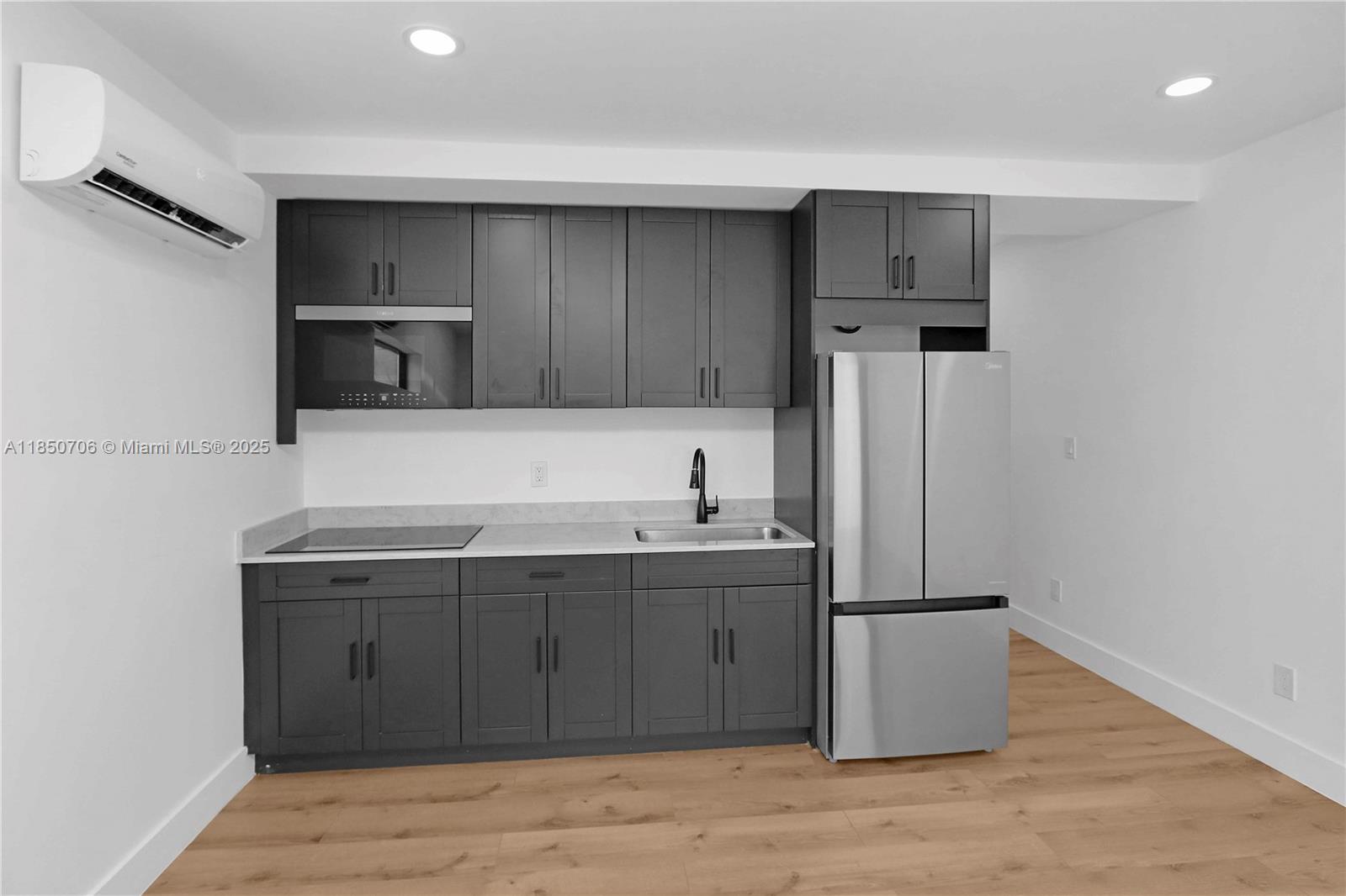 See details / sq. ft. $ 2025-08-01 0 Photo