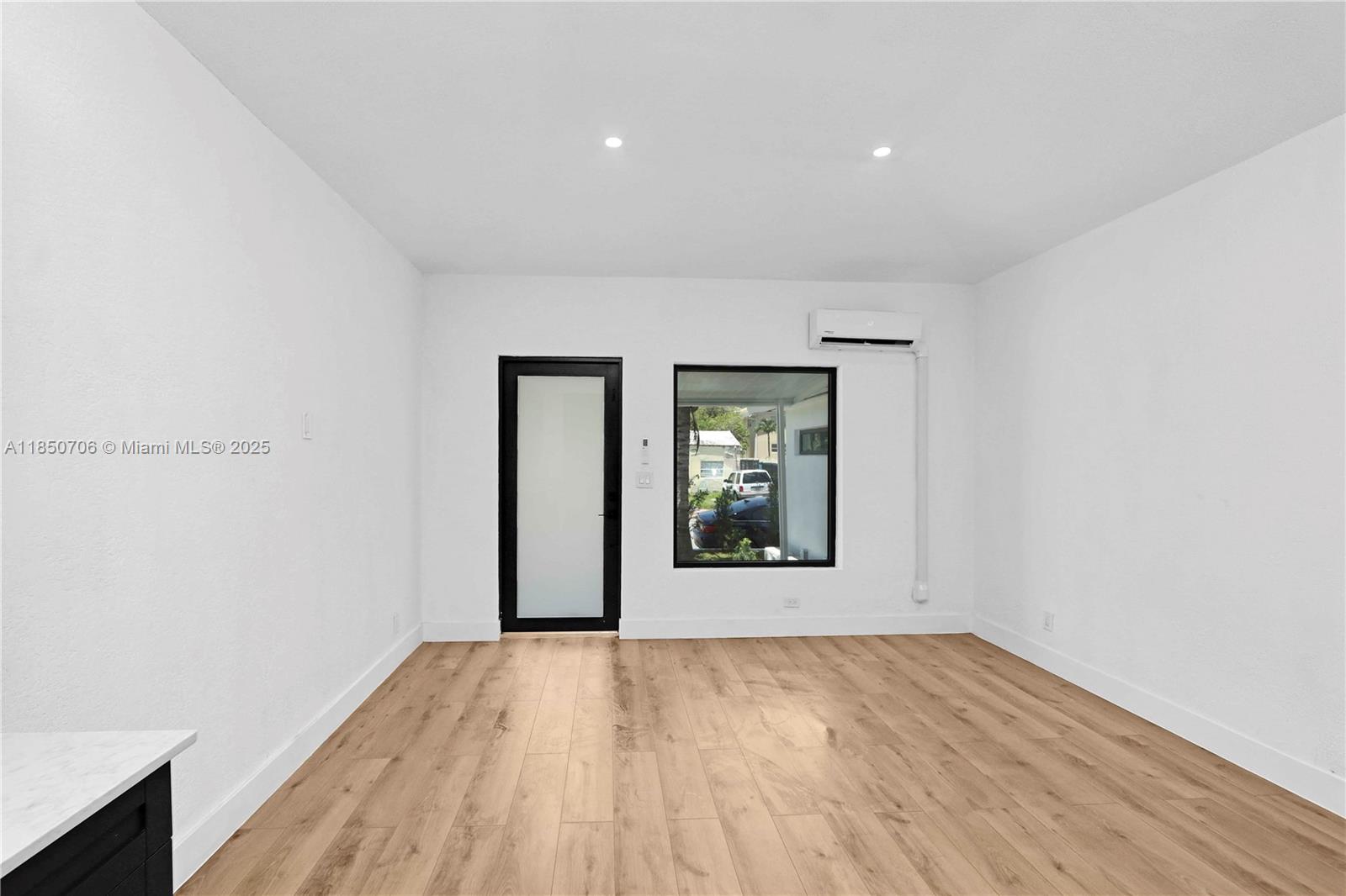 See details / sq. ft. $ 2025-08-01 0 Photo