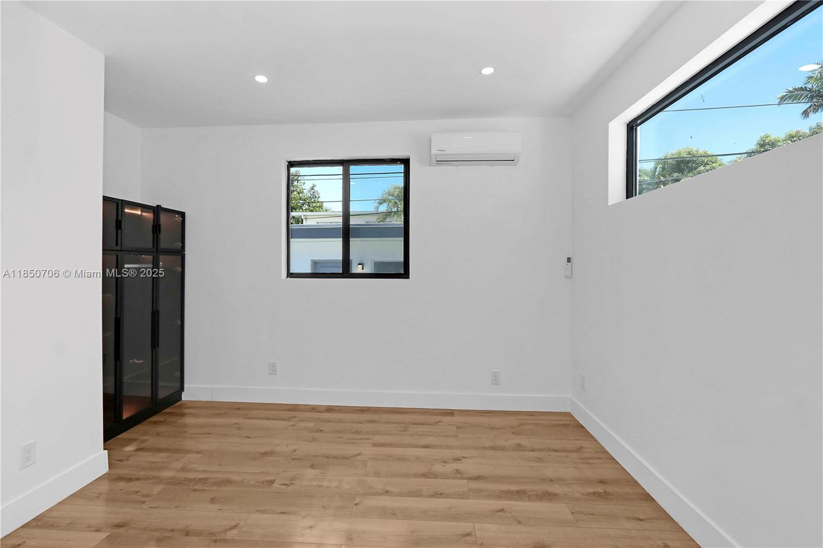 See details / sq. ft. $ 2025-08-01 0 Photo