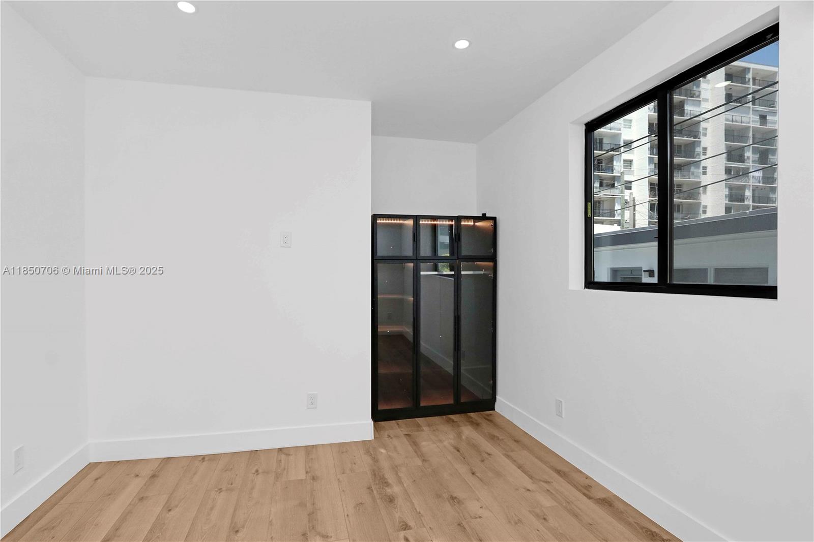 See details / sq. ft. $ 2025-08-01 0 Photo