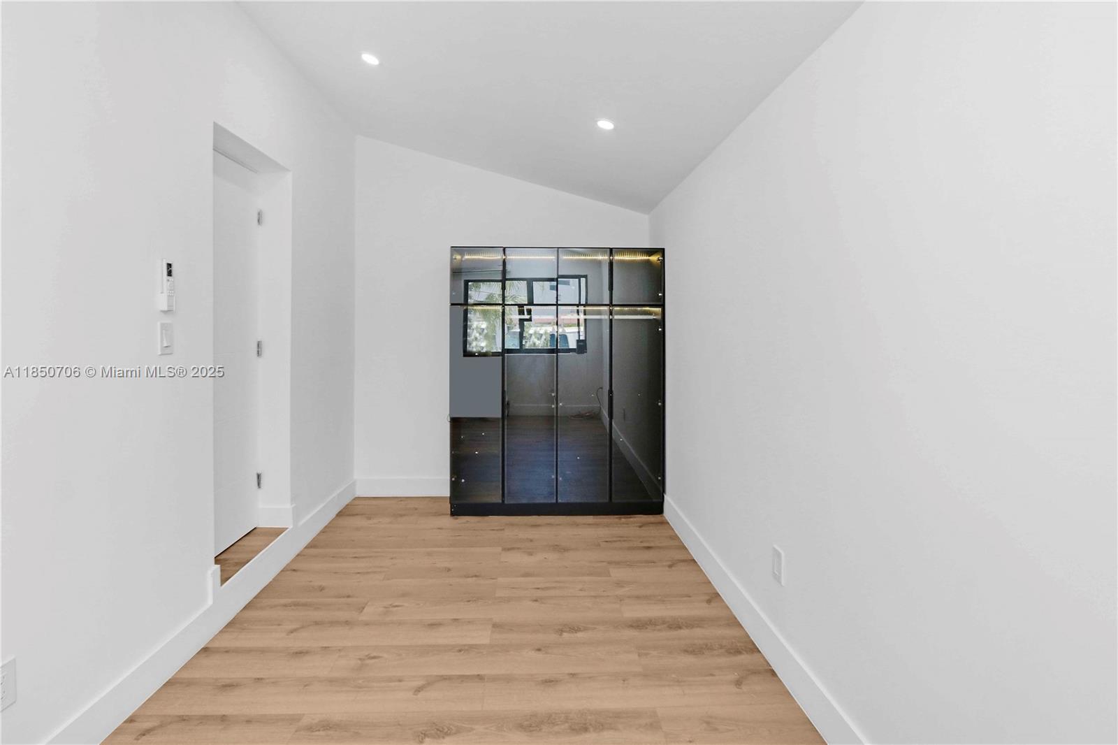 See details / sq. ft. $ 2025-08-01 0 Photo