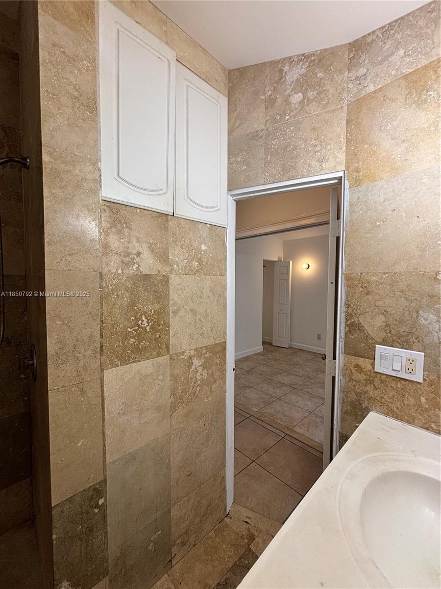 See details / 1080 sq. ft. $ 2025-08-01 0 Photo