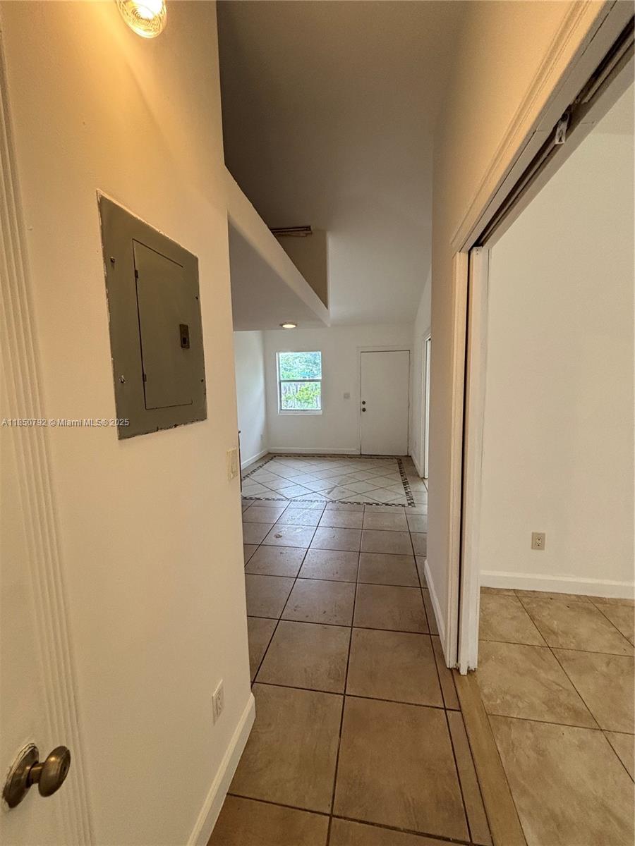 See details / 1080 sq. ft. $ 2025-08-01 0 Photo